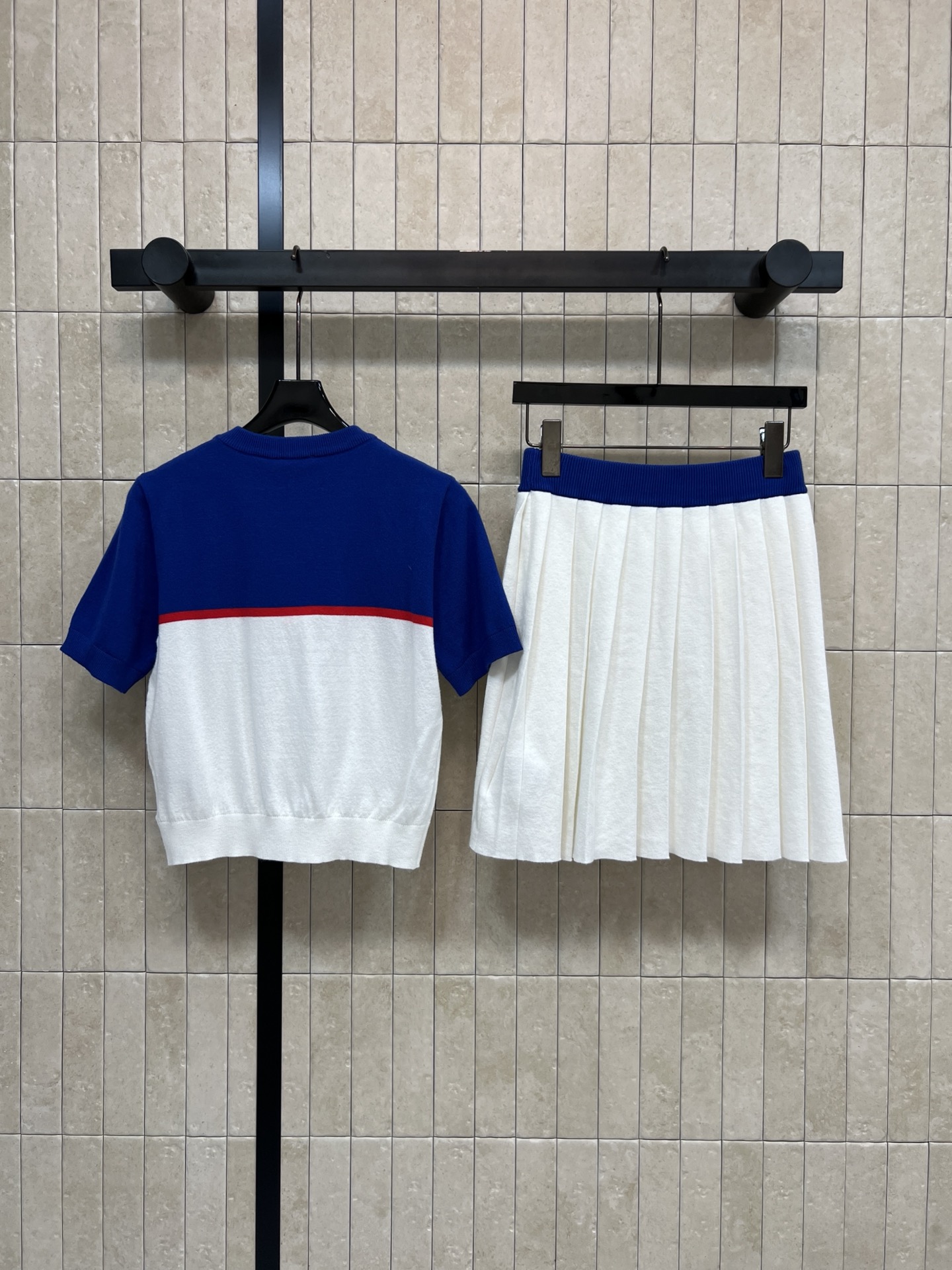 MIU家 26春夏新款 拼色羊毛针织套装 短袖T恤 +百褶裙 蓝白黑主色+红色条纹 简约又超有活力！柔软