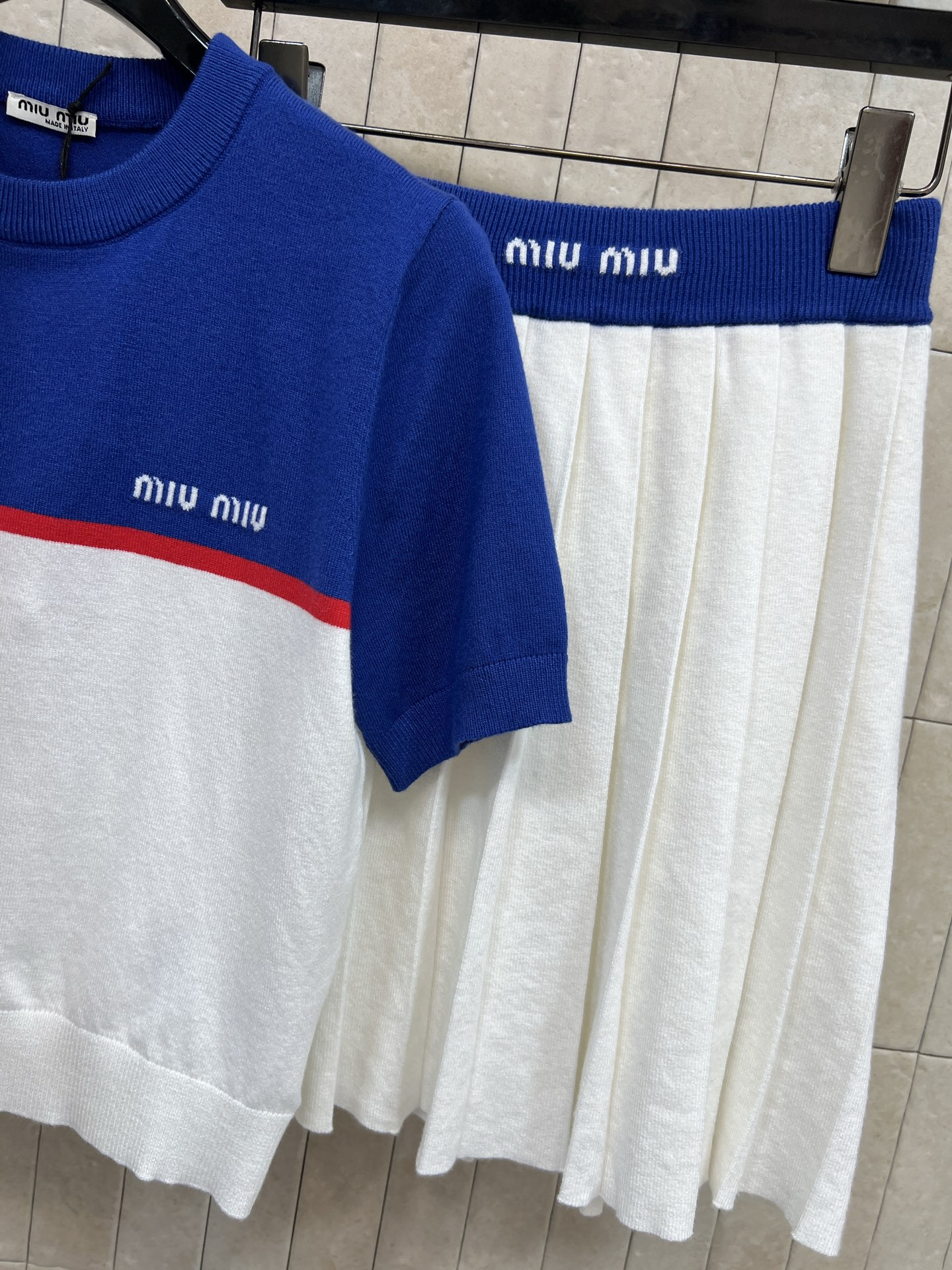 MIU家 26春夏新款 拼色羊毛针织套装 短袖T恤 +百褶裙 蓝白黑主色+红色条纹 简约又超有活力！柔软