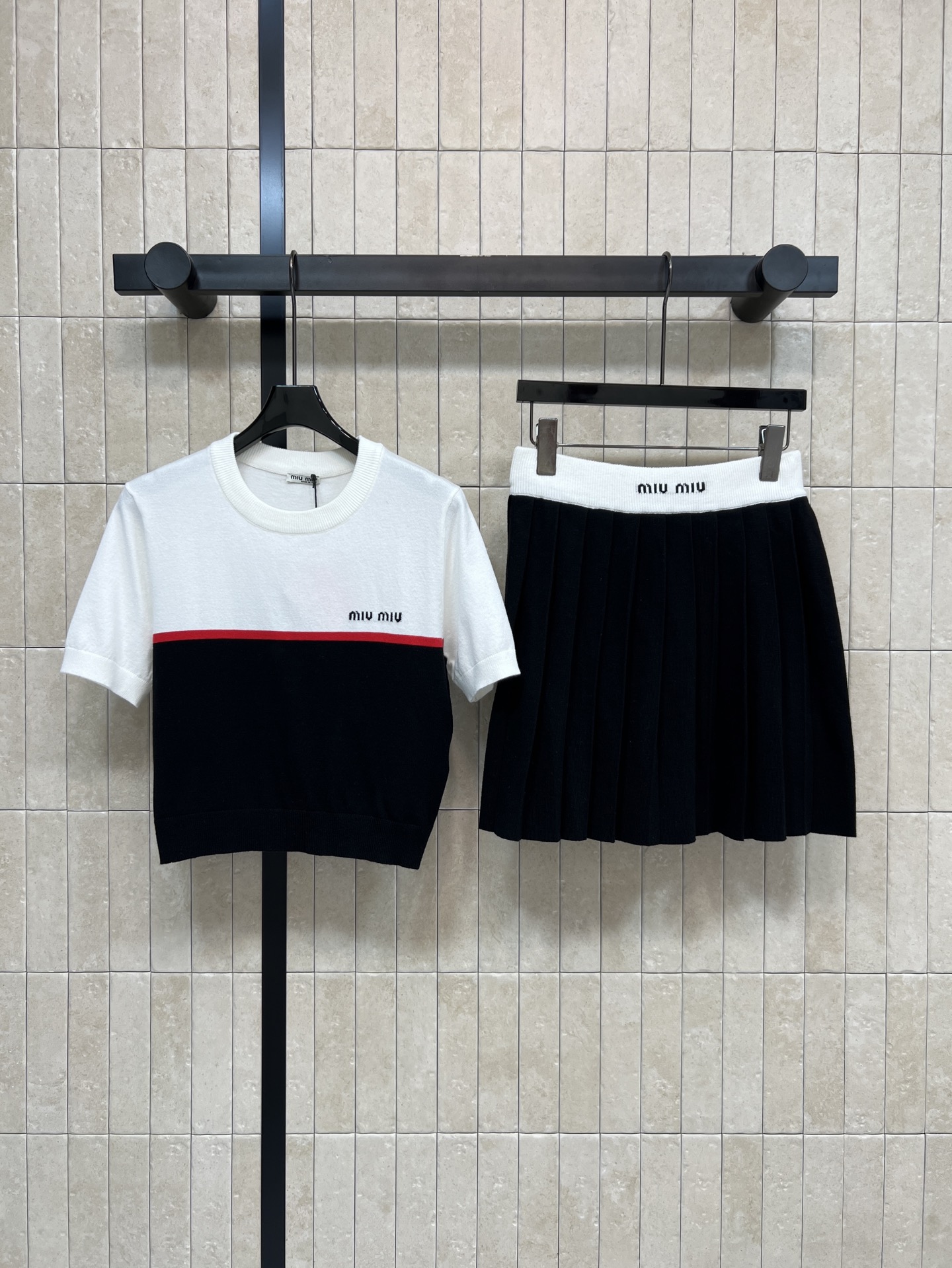 NO:740705,MIU's 26 spring and summer new color-blocked wool knitted suit, short-sleeved T-shirt + pleated skirt, blue, white and black main color + red stripes, simple and super energetic!  Soft cotton fabric, comfortable and breathable to wear, suitable for daily outings or sports. Brand embroidery on the chest, perfect for recognition. The short design shows off the body proportions. It can be easily matched with the upper body to get a youthful and casual style~two colors and three sizes. Size/S-M-L,,miumiu,skirts,T-shirt,tees,t-shirt,19860909MIU家 26春夏新款 拼色羊毛针织套装 短袖T恤 +百褶裙 蓝白黑主色+红色条纹 简约又超有活力！柔软棉质面料 穿着舒适透气 日常出街或运动都OK 胸前品牌刺绣 辨识度满分 短款设计超显身材比例 搭配上身轻松get青春休闲风~两色三码 Size/S-M-L,,miumiu,skirts,T-shirt,tees，t-shirt,,Women's clothing