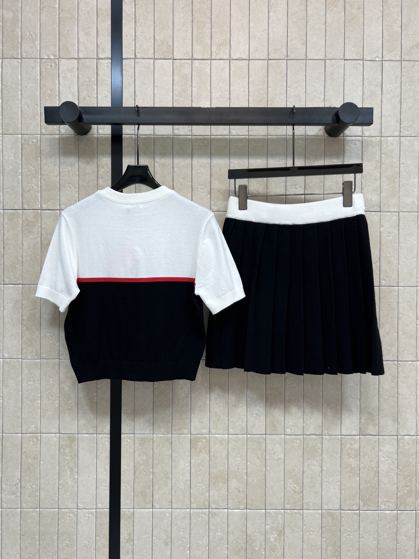 MIU家 26春夏新款 拼色羊毛针织套装 短袖T恤 +百褶裙 蓝白黑主色+红色条纹 简约又超有活力！柔软