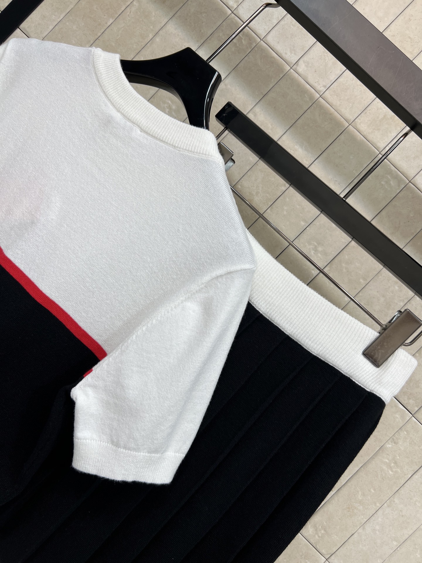 MIU家 26春夏新款 拼色羊毛针织套装 短袖T恤 +百褶裙 蓝白黑主色+红色条纹 简约又超有活力！柔软