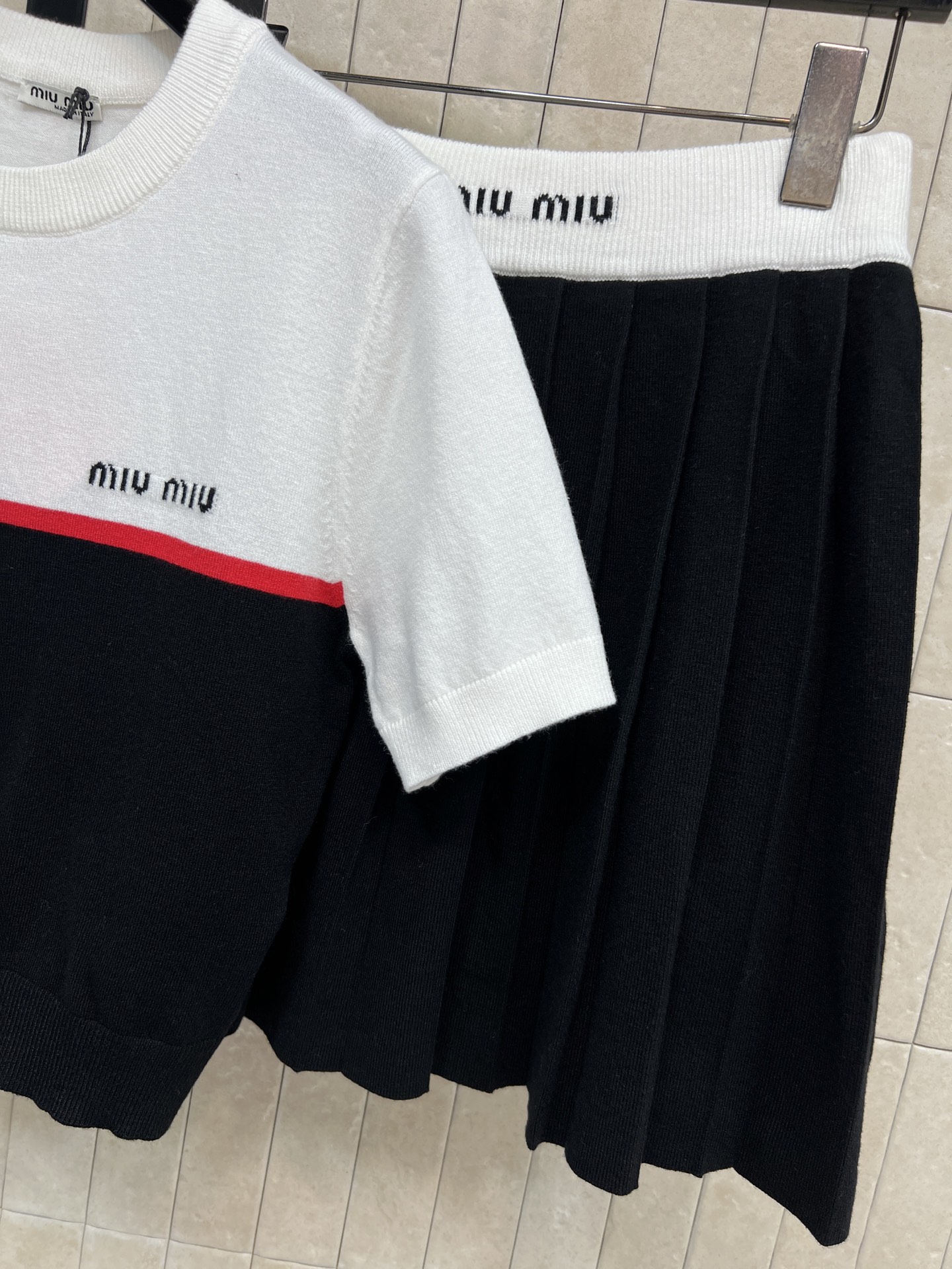 MIU家 26春夏新款 拼色羊毛针织套装 短袖T恤 +百褶裙 蓝白黑主色+红色条纹 简约又超有活力！柔软
