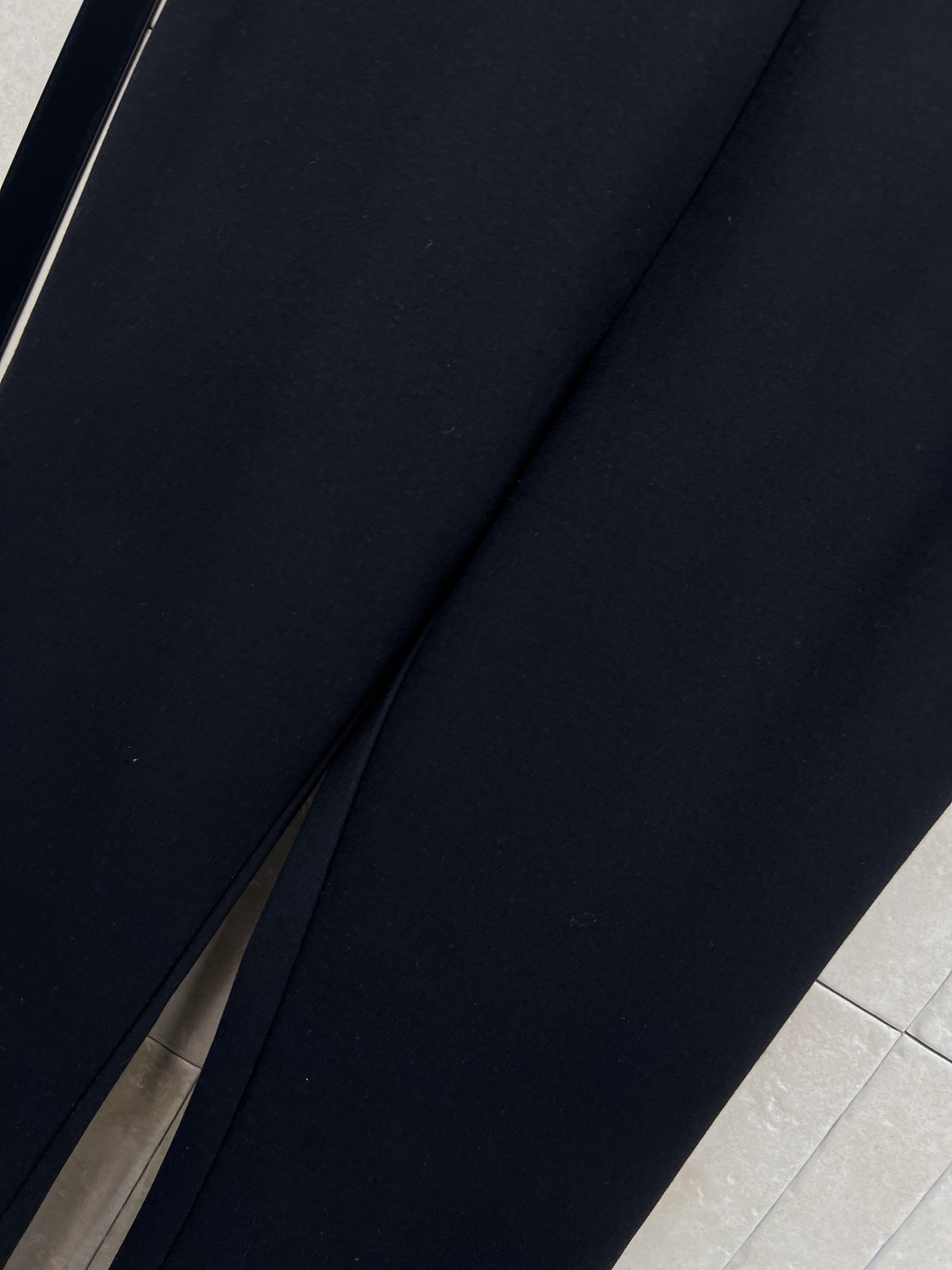 D家 26春夏新款 黑色微喇裤高弹力面料 穿着舒适又显瘦！裤腰有品牌织带 细节满分产微喇设计修饰腿型 拉