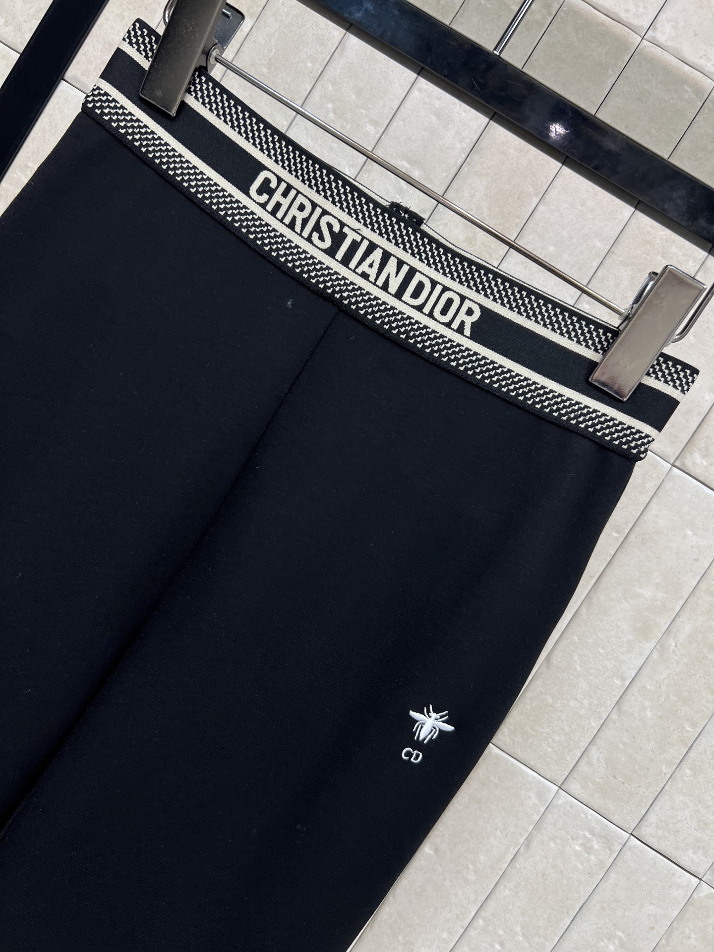 D家 26春夏新款 黑色微喇裤高弹力面料 穿着舒适又显瘦！裤腰有品牌织带 细节满分产微喇设计修饰腿型 拉