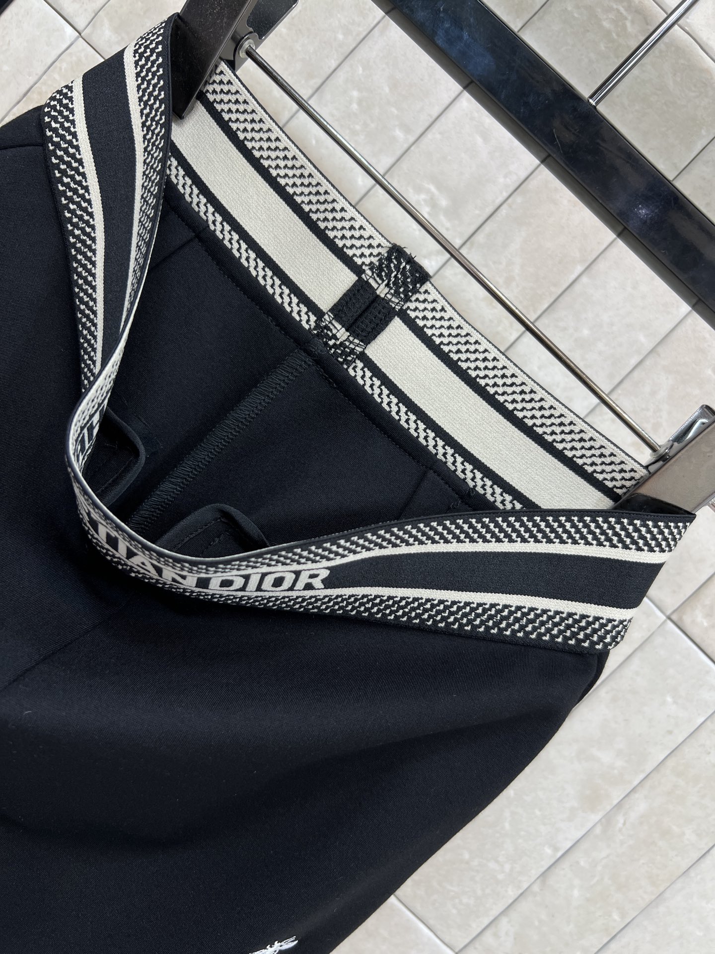 D家 26春夏新款 黑色微喇裤高弹力面料 穿着舒适又显瘦！裤腰有品牌织带 细节满分产微喇设计修饰腿型 拉