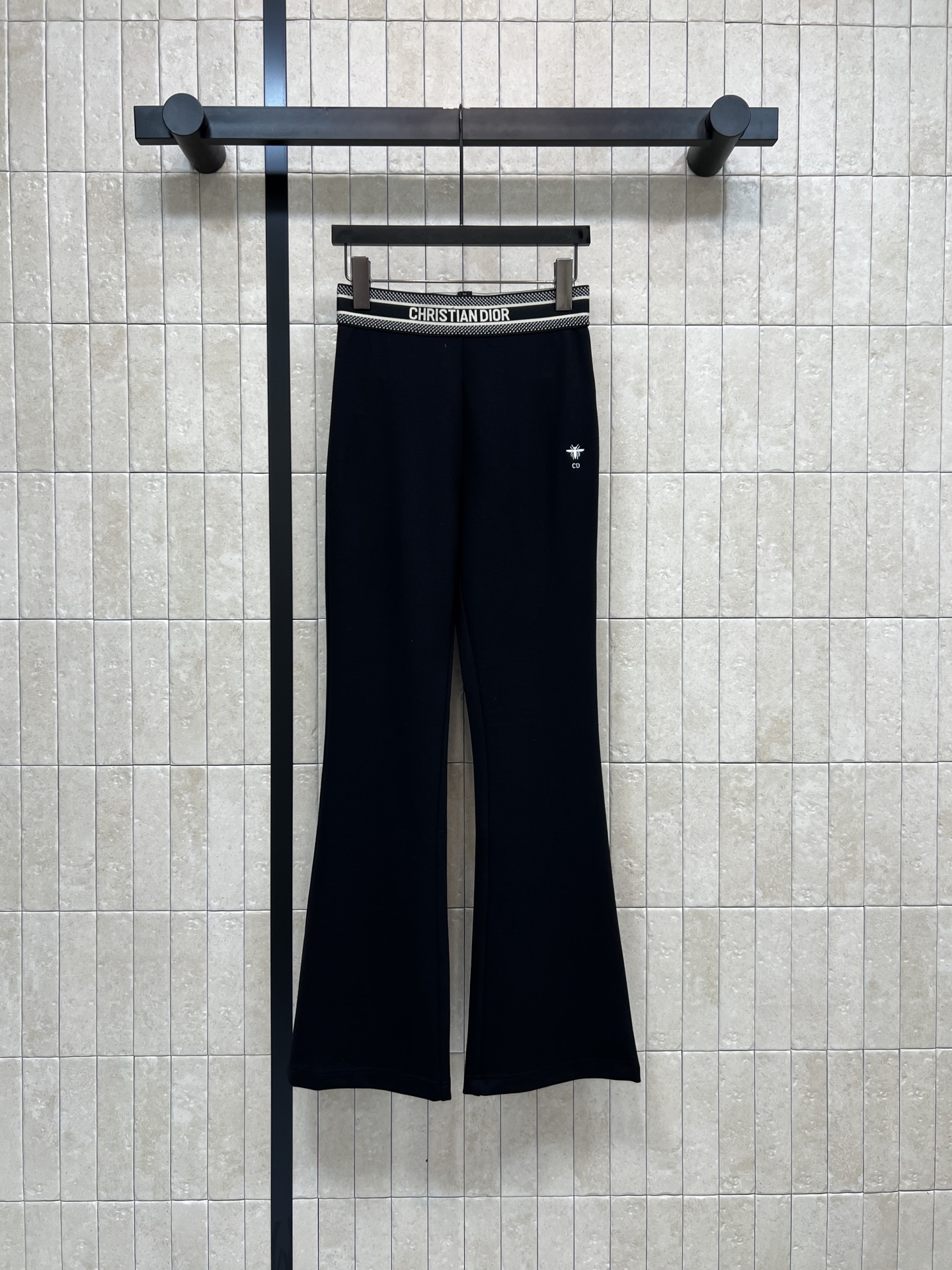 NO:740710,D Home 26 spring and summer new style black bootcut pants, high elastic fabric, comfortable to wear and slimming!  There is a branded webbing on the waistband. The details are perfect and the boot-cut design modifies the leg shape. It is elongated and is suitable for daily use or sports. The fabric is soft and breathable and can be worn in spring, summer and autumn ~ match with sports shoes or casual shoes. You can easily get a fashionable and sporty style. Practical and fashionable. Sisters, hurry up!  One color, three sizes Size/S-M-L,,dior,sneakers,19860909D家 26春夏新款 黑色微喇裤 高弹力面料 穿着舒适又显瘦！裤腰有品牌织带 细节满分产微喇设计修饰腿型 拉长比例 日常或运动都OK 面料柔软透气 春夏秋都能穿~搭配运动鞋或休闲鞋 轻松get时尚运动风 实用又时髦 姐妹们快冲！一色三码 Size/S-M-L,,dior,sneakers,,Women's clothing