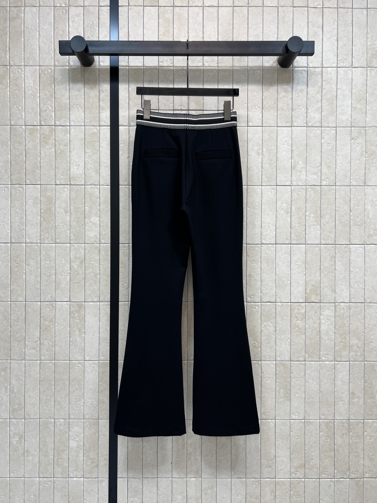 D家 26春夏新款 黑色微喇裤高弹力面料 穿着舒适又显瘦！裤腰有品牌织带 细节满分产微喇设计修饰腿型 拉