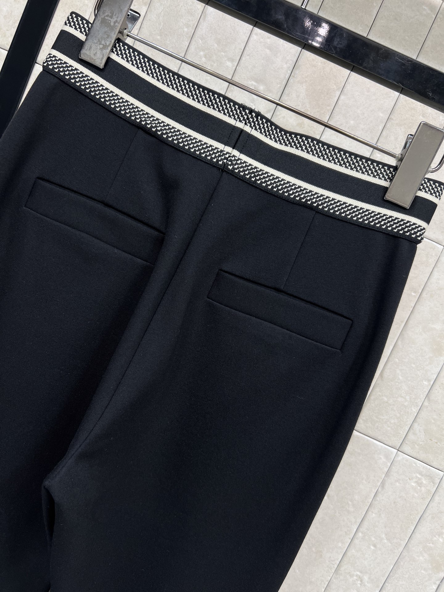 D家 26春夏新款 黑色微喇裤高弹力面料 穿着舒适又显瘦！裤腰有品牌织带 细节满分产微喇设计修饰腿型 拉