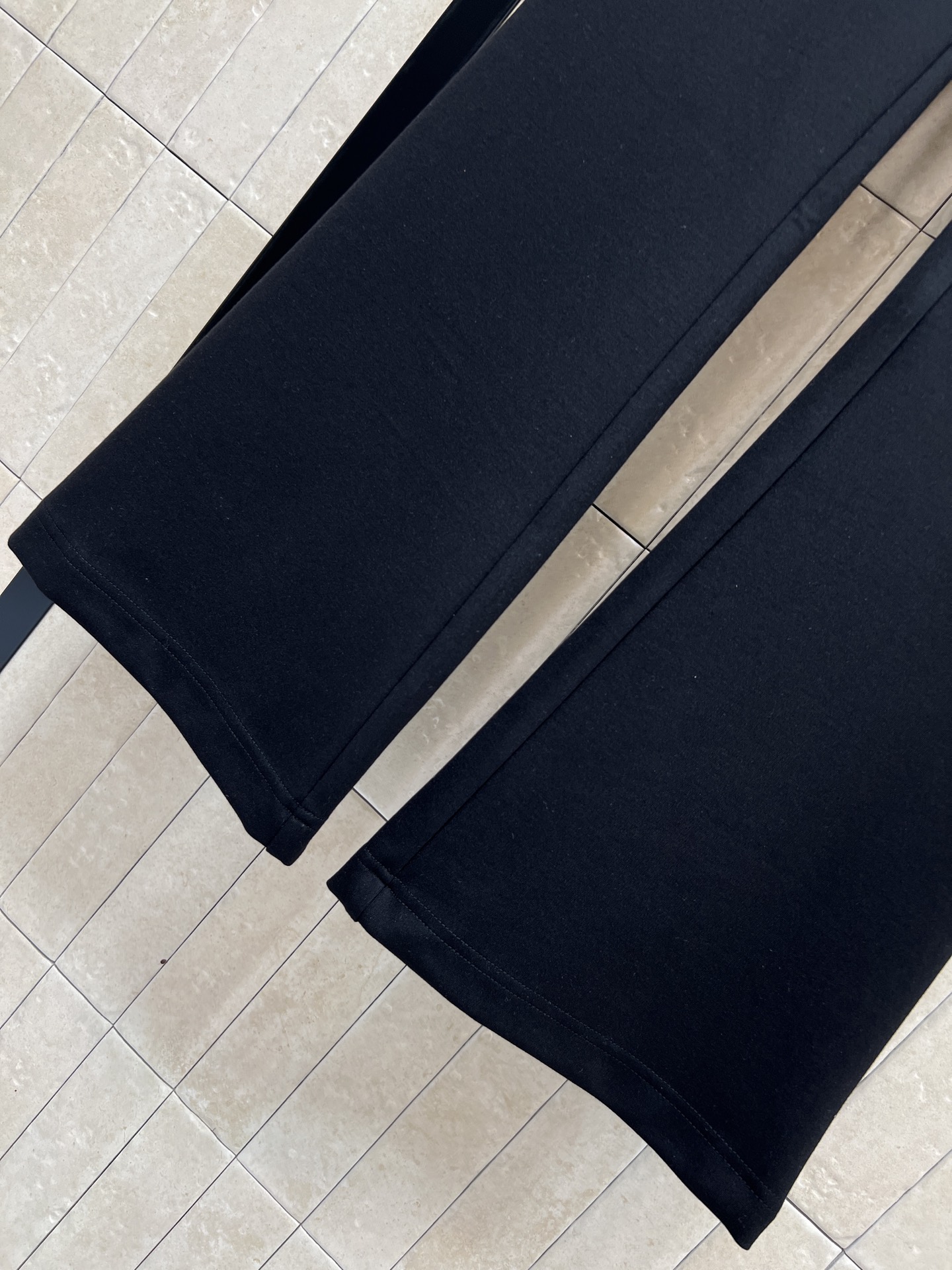 D家 26春夏新款 黑色微喇裤高弹力面料 穿着舒适又显瘦！裤腰有品牌织带 细节满分产微喇设计修饰腿型 拉