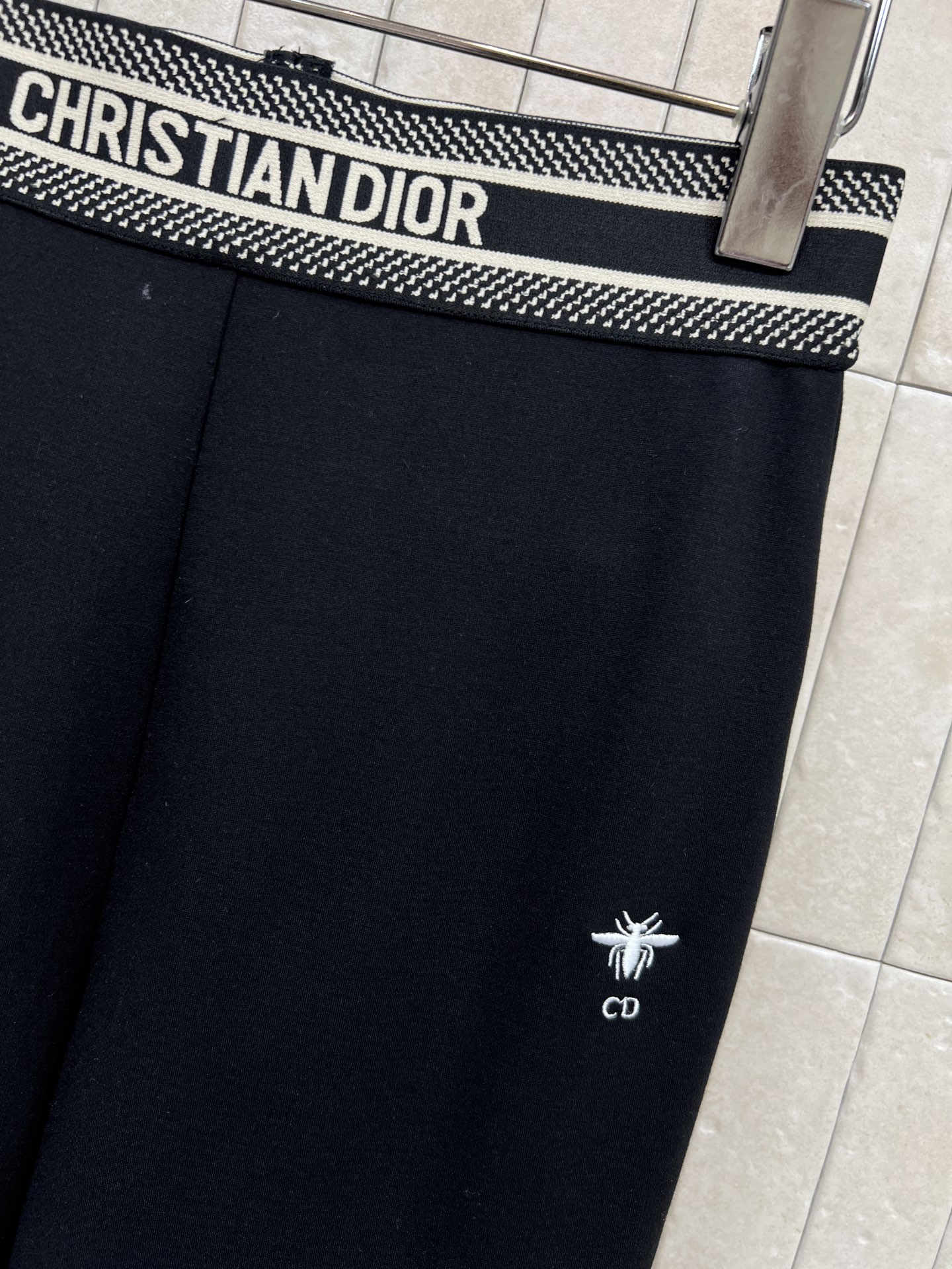 D家 26春夏新款 黑色微喇裤高弹力面料 穿着舒适又显瘦！裤腰有品牌织带 细节满分产微喇设计修饰腿型 拉