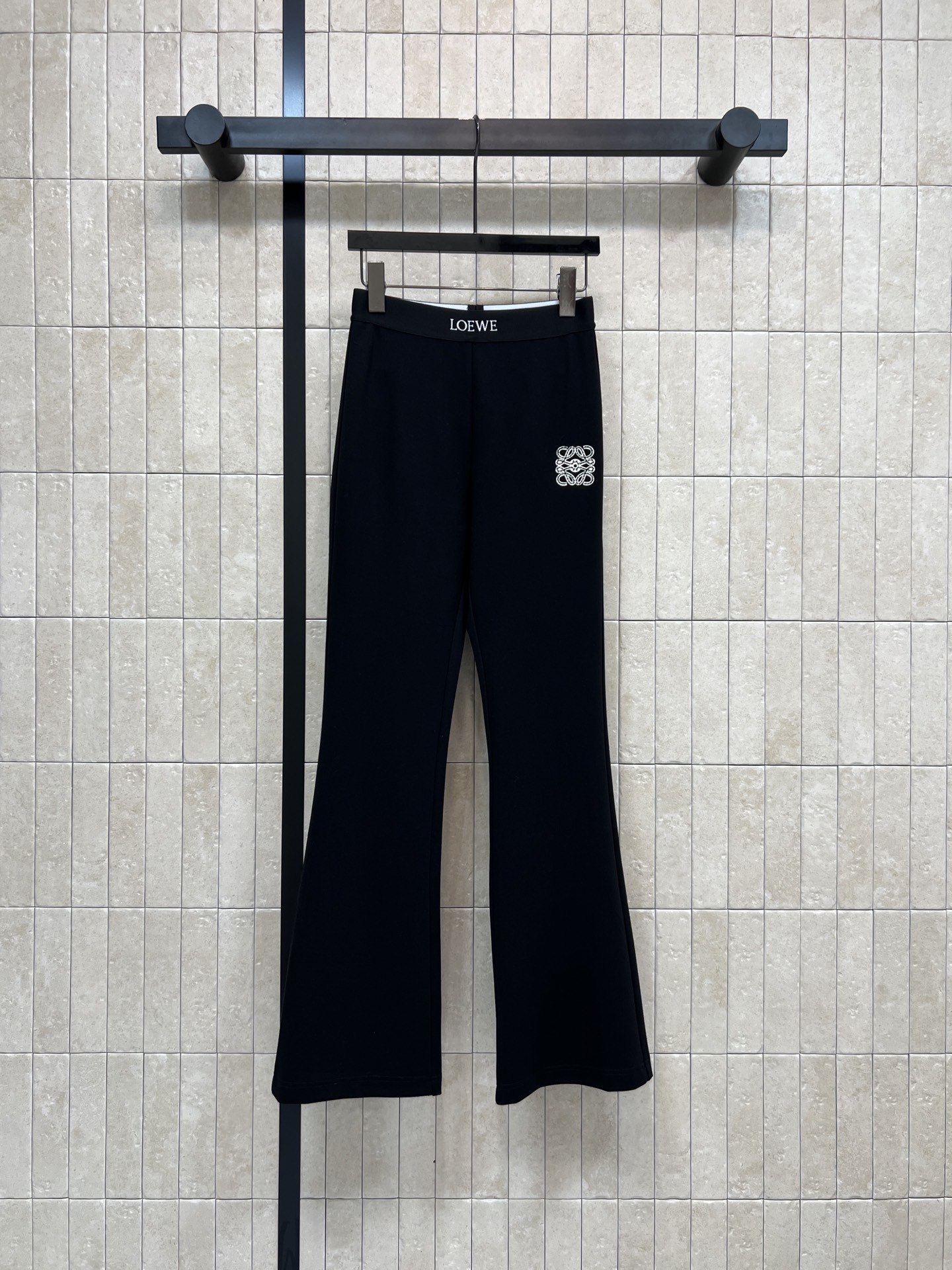 NO:740687,LW's 26 spring and summer new style black micro-flared pants, high-waisted design + micro-flared trouser legs, modify the leg shape and look super slim!  High-quality knitted fabric, soft and elastic, comfortable to wear, brand logo on the waist + logo embroidery on the side, perfect details, black and versatile, can be easily used in commuting, casual, and formal occasions. It goes well with shirts, sweaters or jackets. It is easy to create a simple and high-end look!  Three sizes in one color Size/S-M-L,,jackets & coats,shirts,19860909LW家 26春夏新款 黑色微喇裤 高腰设计+微喇叭裤脚 修饰腿型超显瘦！高品质针织面料 柔软有弹性 穿着舒适贴合 腰部品牌标识+侧边logo徽标刺绣 细节满分 黑色百搭 通勤、休闲、正式场合都能轻松驾驭 搭配衬衫、针织衫或外套都很出彩 轻松打造简约高级感穿搭！一色三码 Size/S-M-L,,jackets & coats,shirts,,Women's clothing