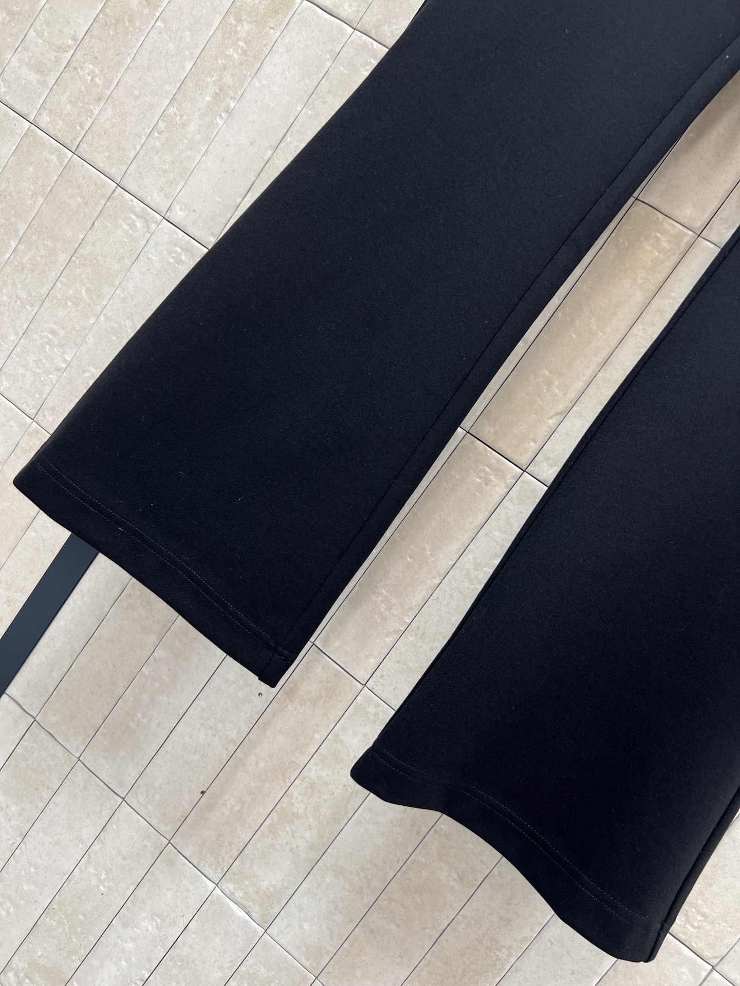 LW家 26春夏新款 黑色微喇裤 高腰设计+微喇叭裤脚 修饰腿型超显瘦！高品质针织面料 柔软有弹性 穿着