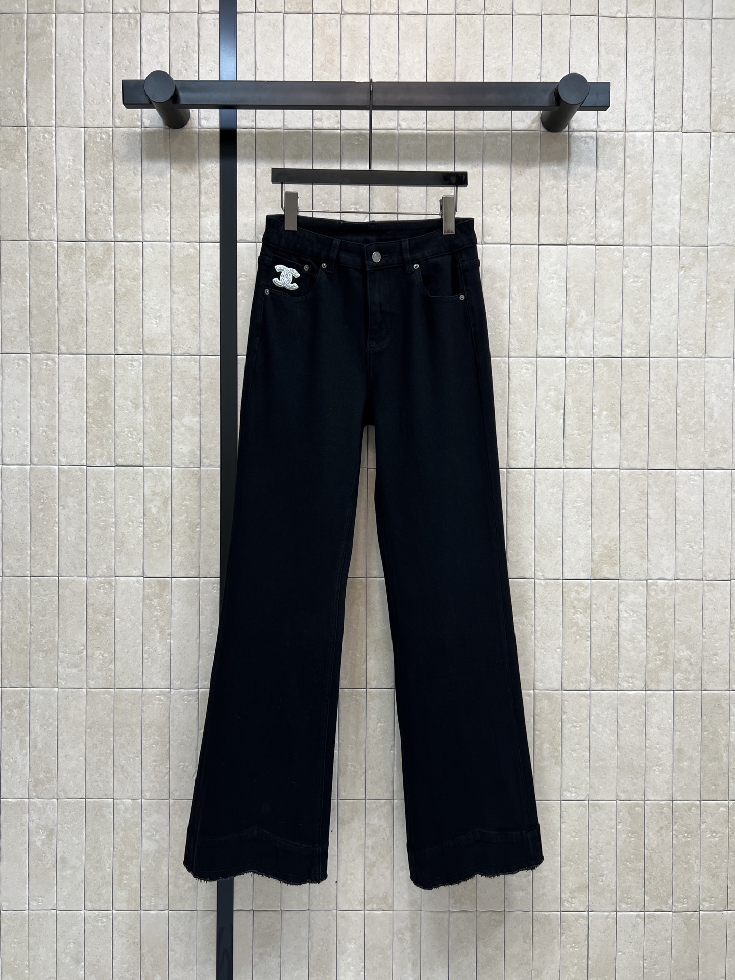 NO:740693,26 spring and summer new style, black raw edge wide-leg jeans, high waist design + slightly flared trouser legs, slimming and flattering leg shape, pear-shaped body friendly!  The cotton blended fabric is soft and elastic, super comfortable to wear. The left pocket is embroidered with logo. It can be easily matched with a short top or sweater for daily commuting and leisure. Retro and fashionable product. One color and five sizes. 26-27-28-29-30,,jeans,1986090926春夏新款 黑色毛边阔腿牛仔裤 高腰设计+微喇裤脚 显瘦又修饰腿型 梨形身材友好！棉质混纺面料柔软有弹性 穿着超舒适 左侧口袋logo刺绣点缀 日常通勤、休闲都能轻松搭配短上衣或针织衫 复古又时髦产 一色五码 26-27-28-29-30,,jeans,,Women's clothing