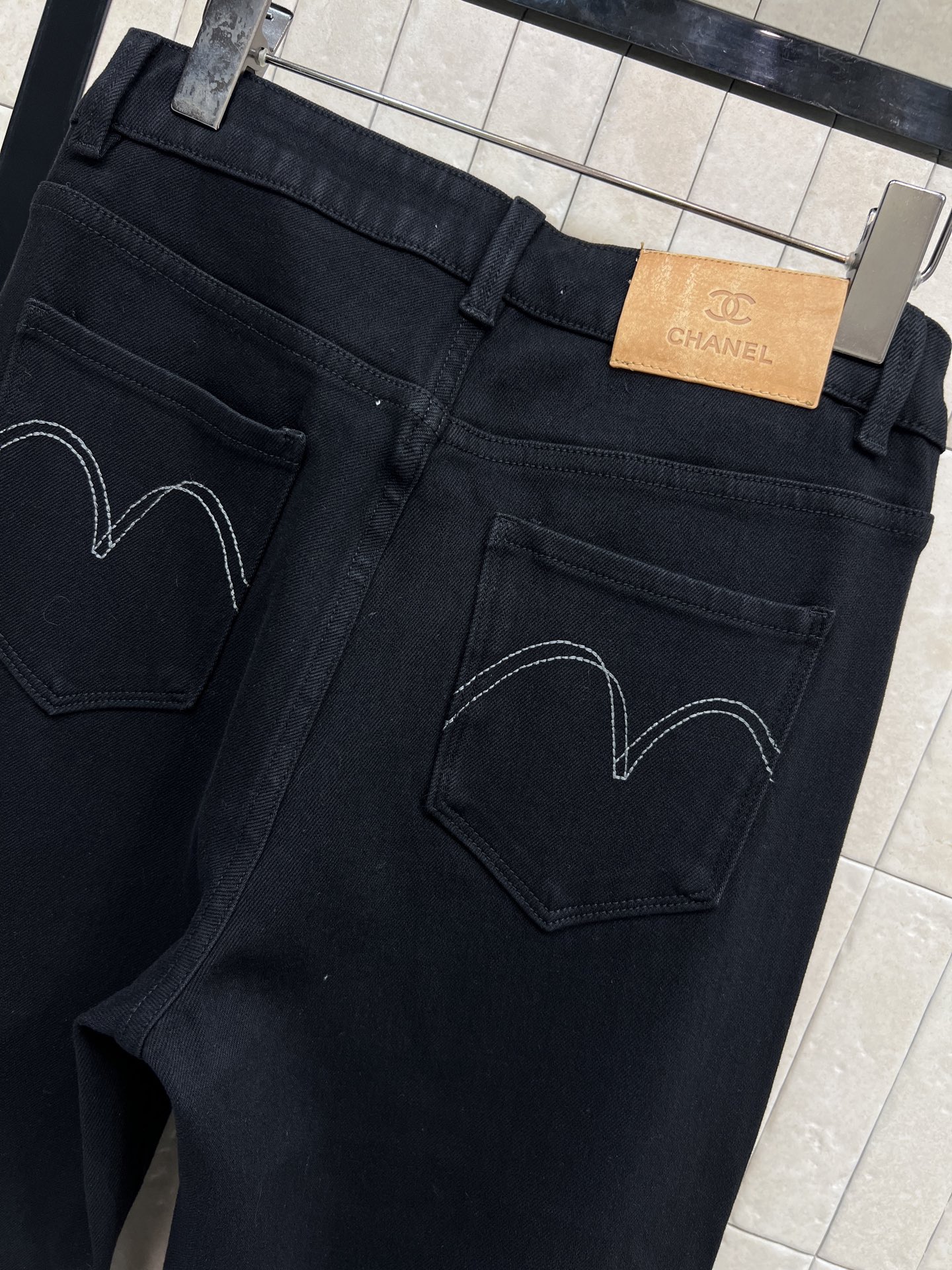 26春夏新款 黑色毛边阔腿牛仔裤 高腰设计+微喇裤脚 显瘦又修饰腿型 梨形身材友好！棉质混纺面料柔软有弹