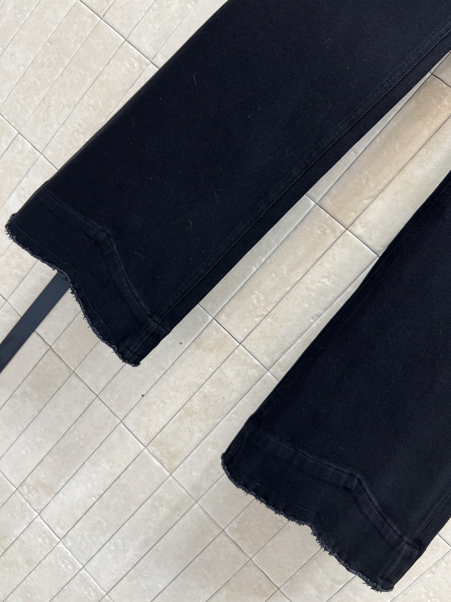 26春夏新款 黑色毛边阔腿牛仔裤 高腰设计+微喇裤脚 显瘦又修饰腿型 梨形身材友好！棉质混纺面料柔软有弹