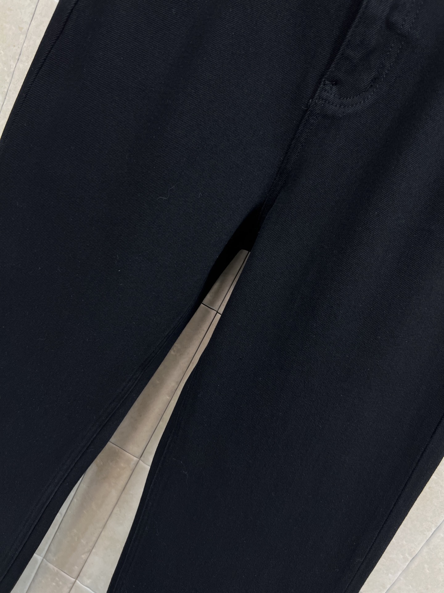 26春夏新款 黑色毛边阔腿牛仔裤 高腰设计+微喇裤脚 显瘦又修饰腿型 梨形身材友好！棉质混纺面料柔软有弹