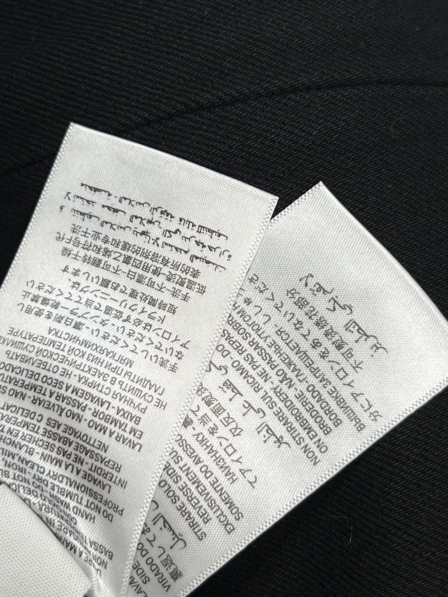 26春夏新款 黑色毛边阔腿牛仔裤 高腰设计+微喇裤脚 显瘦又修饰腿型 梨形身材友好！棉质混纺面料柔软有弹