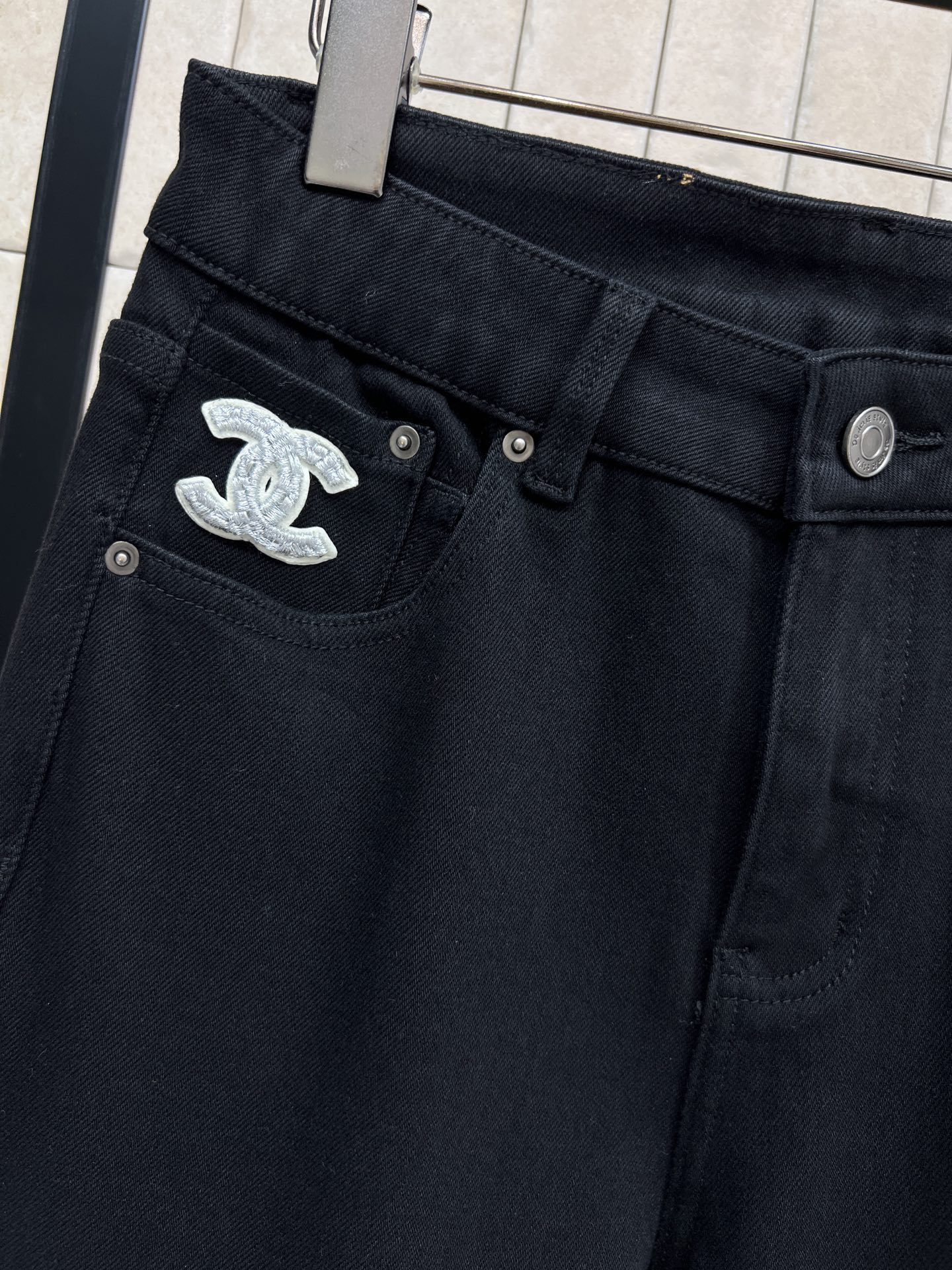 26春夏新款 黑色毛边阔腿牛仔裤 高腰设计+微喇裤脚 显瘦又修饰腿型 梨形身材友好！棉质混纺面料柔软有弹