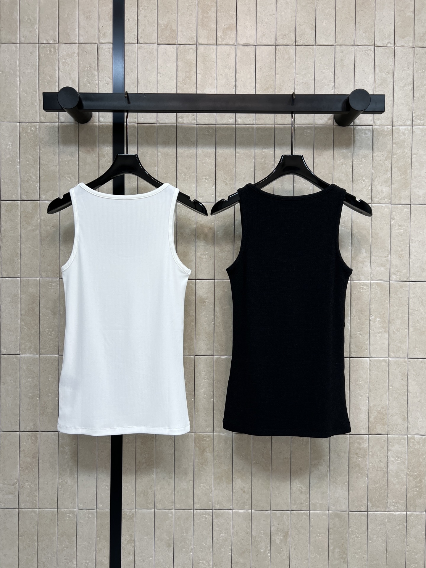 26春夏新款 U领工字背心 采用纯棉面料 柔软透气 夏天穿超舒服！U领设计修饰颈部线条 宽肩带遮副乳 适