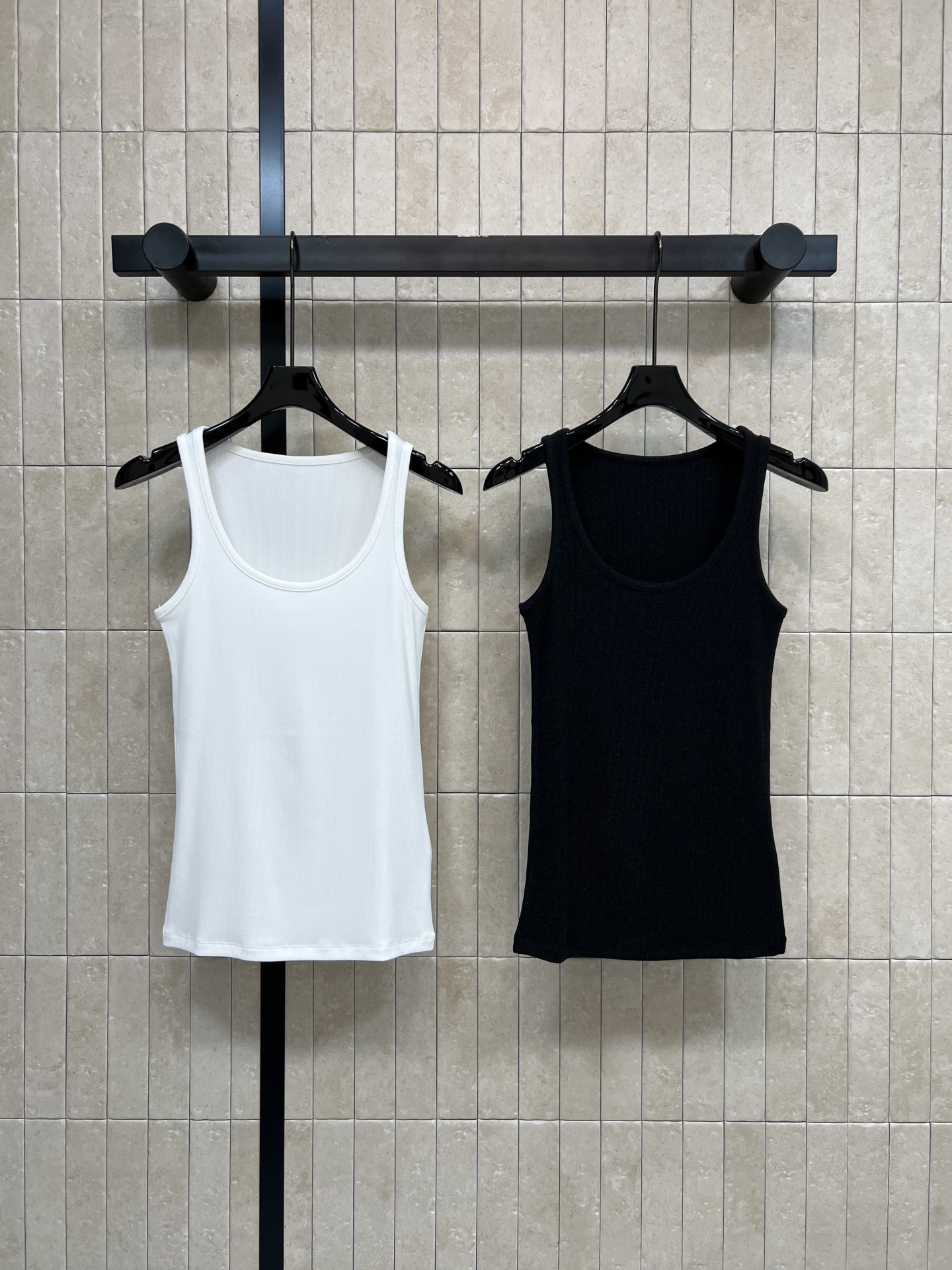 NO:740699,The new spring and summer 26 U-neck racer vest is made of pure cotton fabric, soft and breathable, and super comfortable to wear in summer!  The U-neck design modifies the neck line. The wide shoulder straps cover the side breasts. It is suitable for sisters of all body types. The slim fit is versatile for wearing alone or layered. It can be easily used for commuting, leisure, and vacation. The black and white basic style can be matched with anything. It is a must-have and practical item in the wardrobe!  Two colors and three sizes Size/S-M-L,,1986090926春夏新款 U领工字背心 采用纯棉面料 柔软透气 夏天穿超舒服！U领设计修饰颈部线条 宽肩带遮副乳 适合各种身材姐妹 修身版型 单穿或内搭都很百搭 通勤、休闲、度假都能轻松驾驭 黑白基础款 怎么搭都不出错 是衣橱必备实用单品！两色三码 Size/S-M-L,,,Women's clothing