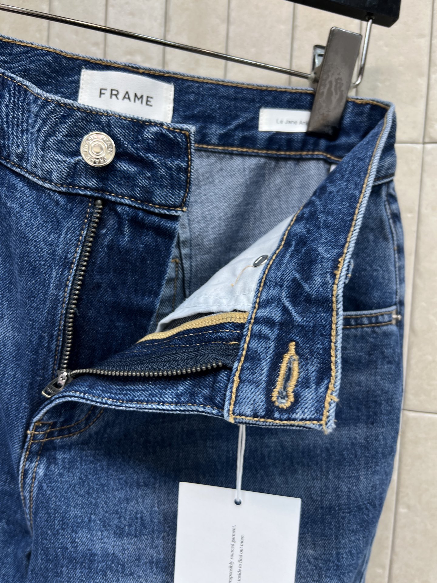 26春夏的 复古高腰微喇牛仔裤 深蓝水洗丹宁面料 微喇裤脚超显腿长 梨形身材友好！高腰拉高腰线 显瘦显高