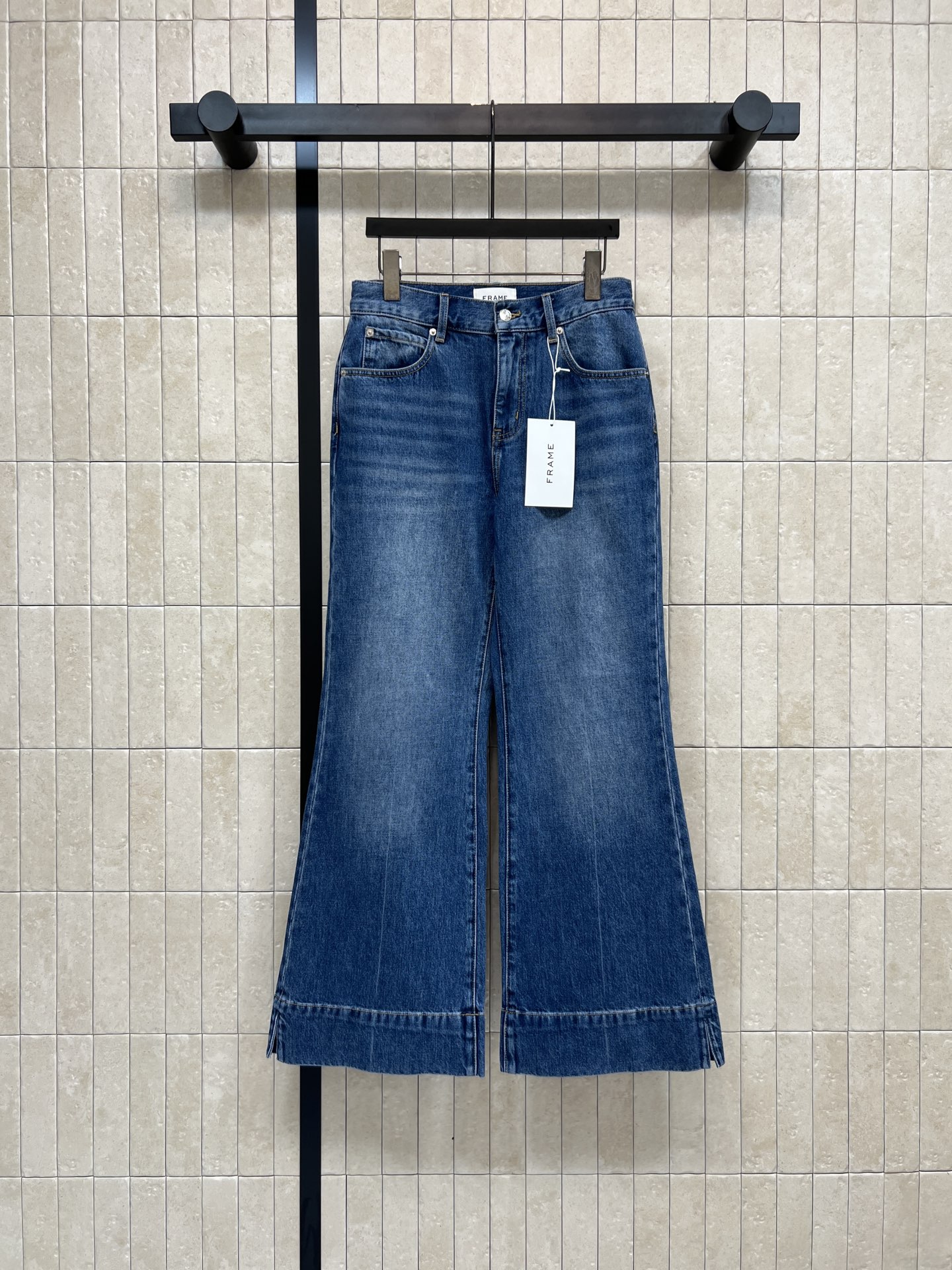 NO:740704,Spring/Summer 26 retro high-waisted bootcut jeans, dark blue washed denim fabric, bootcut hems that show long legs, pear-shaped figure friendly!  High waist and high waistline make you look slimmer and taller. Slightly flared legs modify your legs. Full of retro feel. The fabric is soft and elastic. Comfortable to wear. It can be easily used for daily commuting and leisure. Pair it with sweaters, shirts or short jackets to easily get a lazy and fashionable style ~ one color and five sizes. 26-27-28-29-30,,jeans,jackets & coats,shirts,1986090926春夏的 复古高腰微喇牛仔裤 深蓝水洗丹宁面料 微喇裤脚超显腿长 梨形身材友好！高腰拉高腰线 显瘦显高 微喇修饰腿型 复古感满满 面料柔软有弹性 穿着舒适 日常通勤、休闲都能轻松驾驭 搭配针织衫、衬衫或短外套 轻松get慵懒时髦风~一色五码 26-27-28-29-30,,jeans,jackets & coats,shirts,,Women's clothing