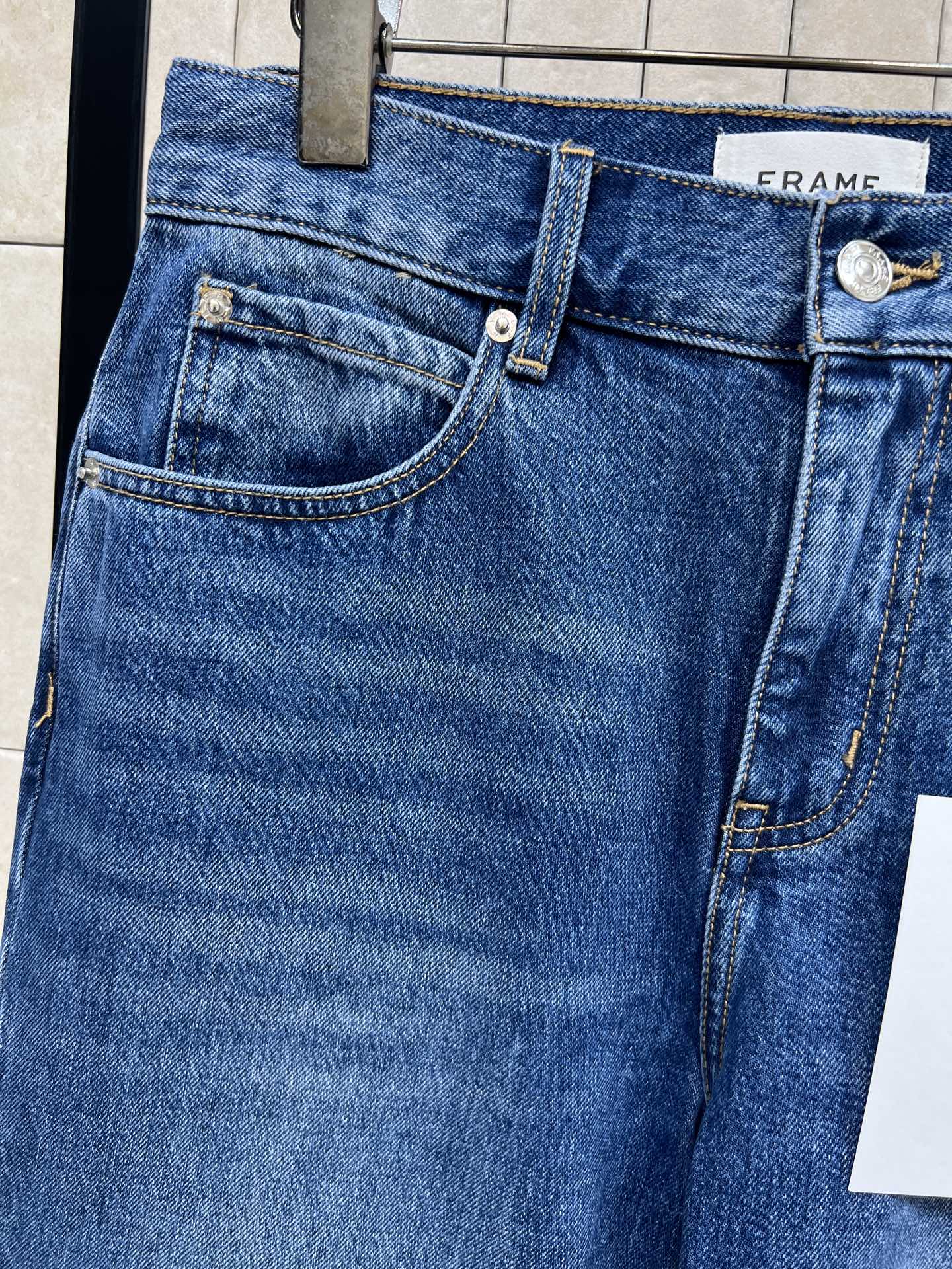 26春夏的 复古高腰微喇牛仔裤 深蓝水洗丹宁面料 微喇裤脚超显腿长 梨形身材友好！高腰拉高腰线 显瘦显高