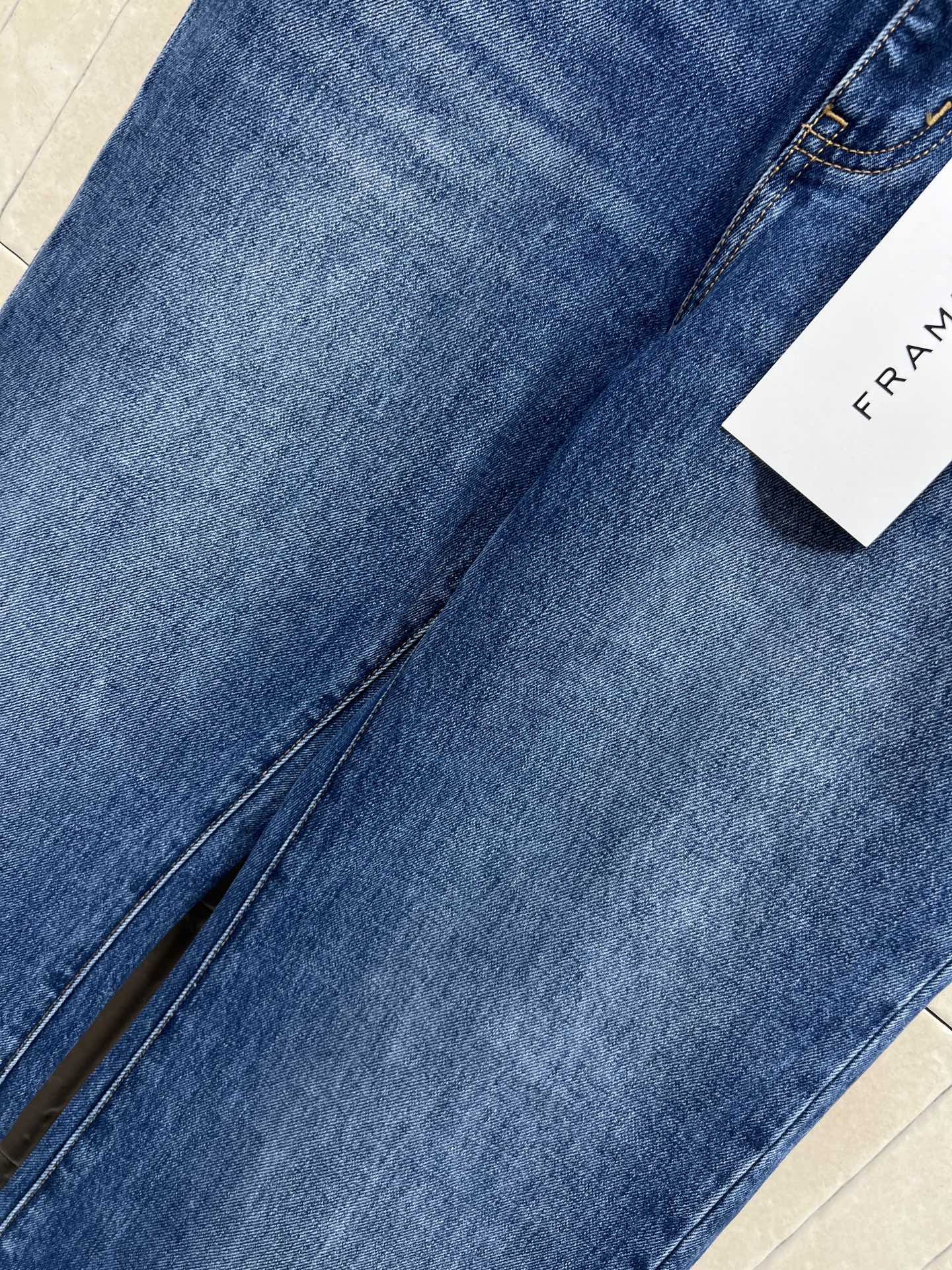 26春夏的 复古高腰微喇牛仔裤 深蓝水洗丹宁面料 微喇裤脚超显腿长 梨形身材友好！高腰拉高腰线 显瘦显高