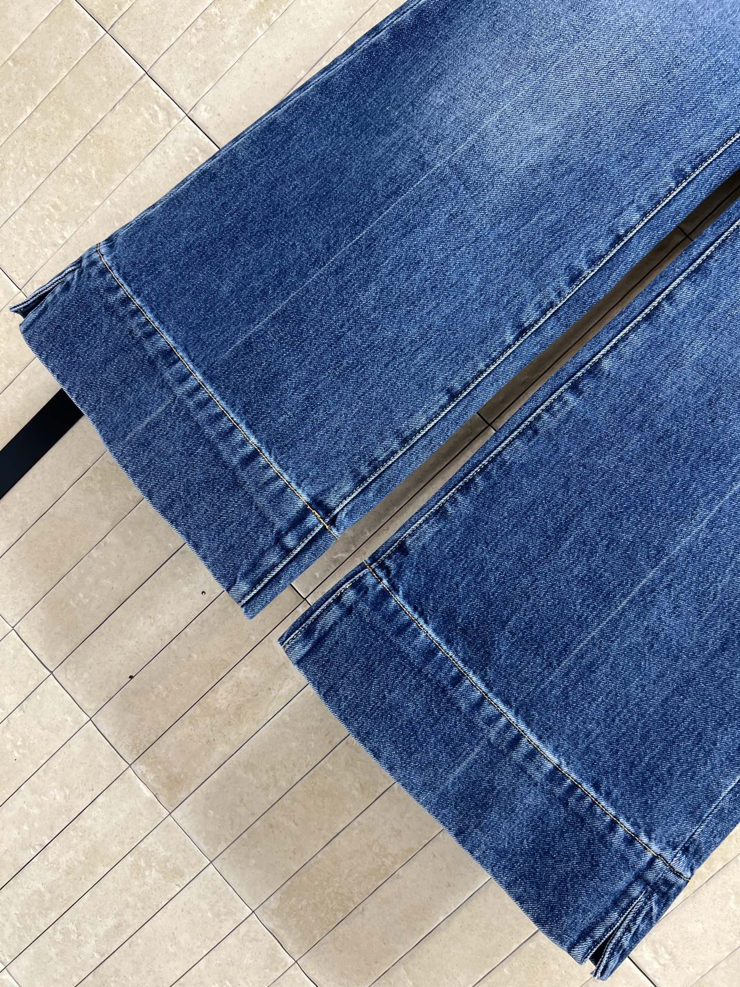 26春夏的 复古高腰微喇牛仔裤 深蓝水洗丹宁面料 微喇裤脚超显腿长 梨形身材友好！高腰拉高腰线 显瘦显高