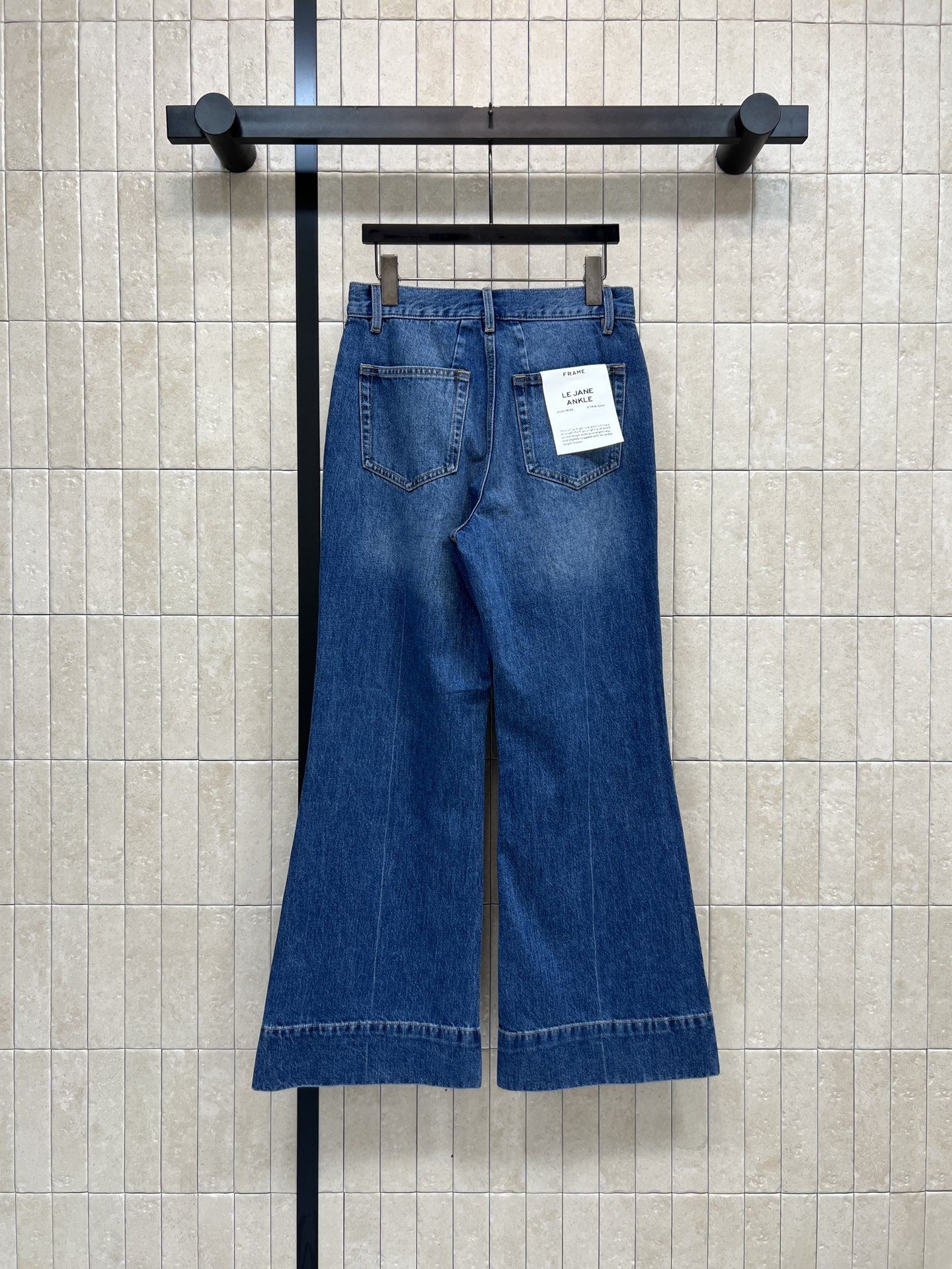 26春夏的 复古高腰微喇牛仔裤 深蓝水洗丹宁面料 微喇裤脚超显腿长 梨形身材友好！高腰拉高腰线 显瘦显高