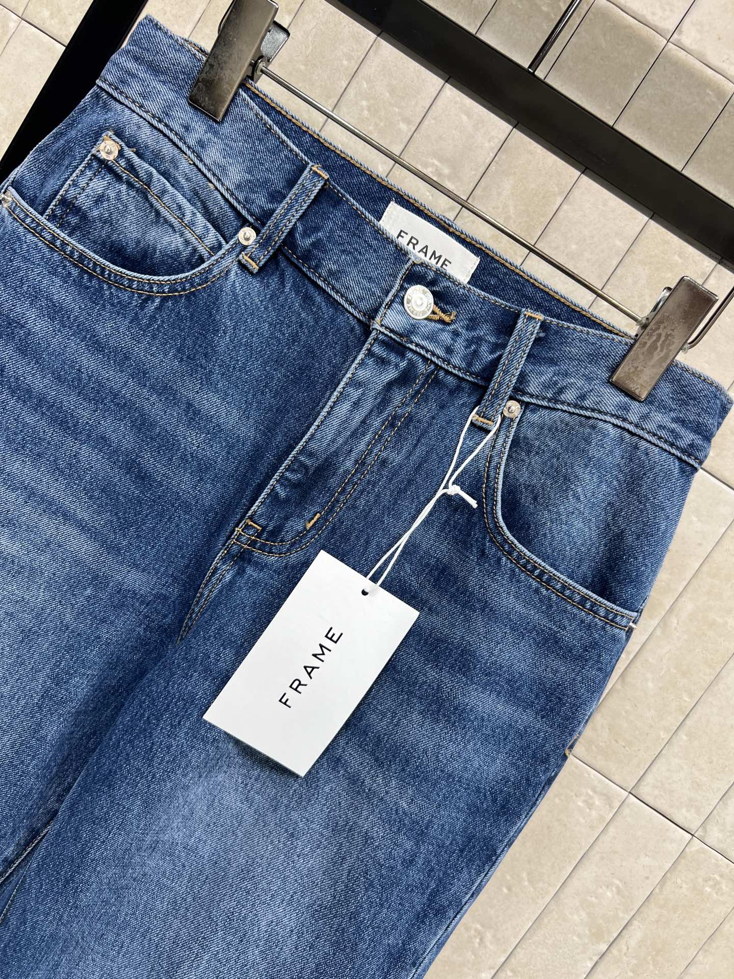 26春夏的 复古高腰微喇牛仔裤 深蓝水洗丹宁面料 微喇裤脚超显腿长 梨形身材友好！高腰拉高腰线 显瘦显高