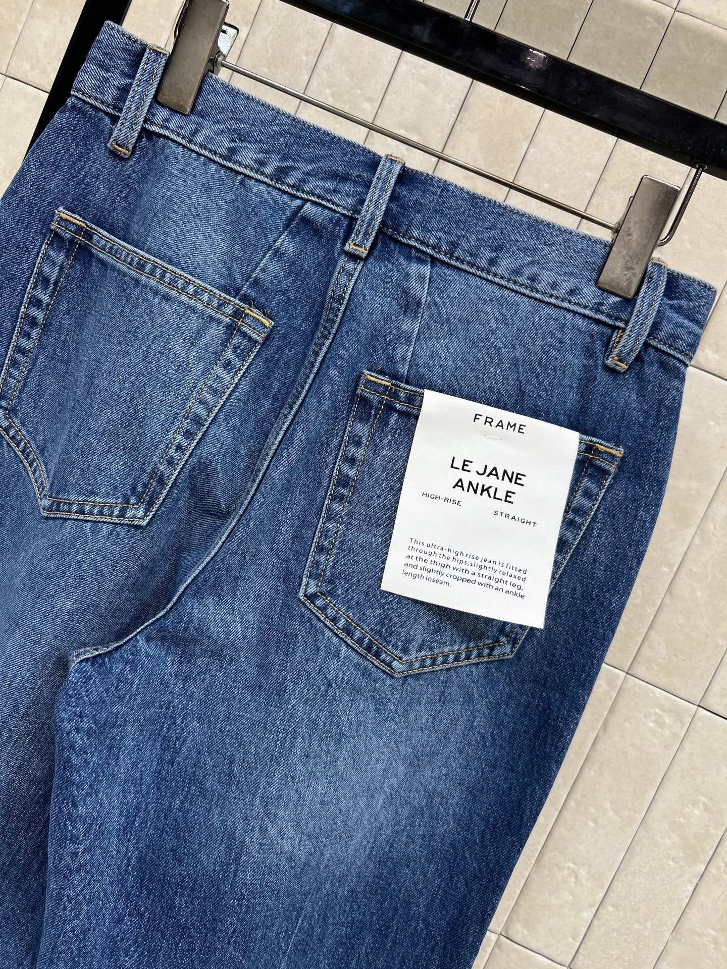 26春夏的 复古高腰微喇牛仔裤 深蓝水洗丹宁面料 微喇裤脚超显腿长 梨形身材友好！高腰拉高腰线 显瘦显高