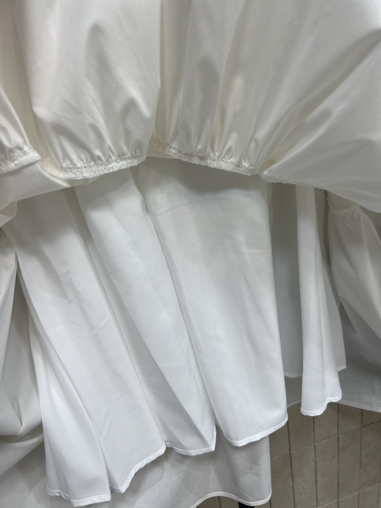 PD家26春夏新款 三角标装饰塔裙半身裙 轻薄棉质面料 层叠褶皱设计 飘逸灵动 腰部黑色织带+品牌三角标