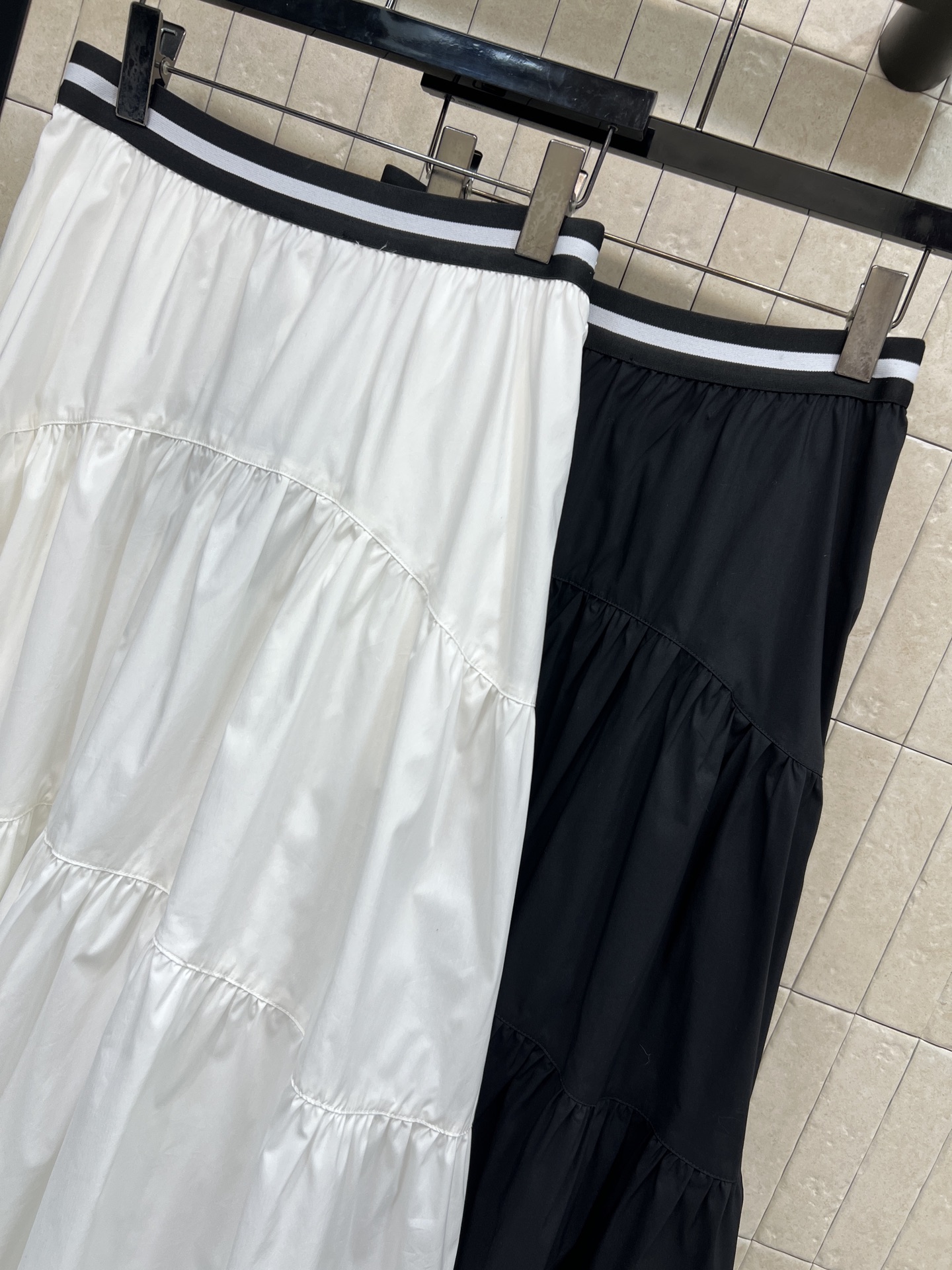 PD家26春夏新款 三角标装饰塔裙半身裙 轻薄棉质面料 层叠褶皱设计 飘逸灵动 腰部黑色织带+品牌三角标