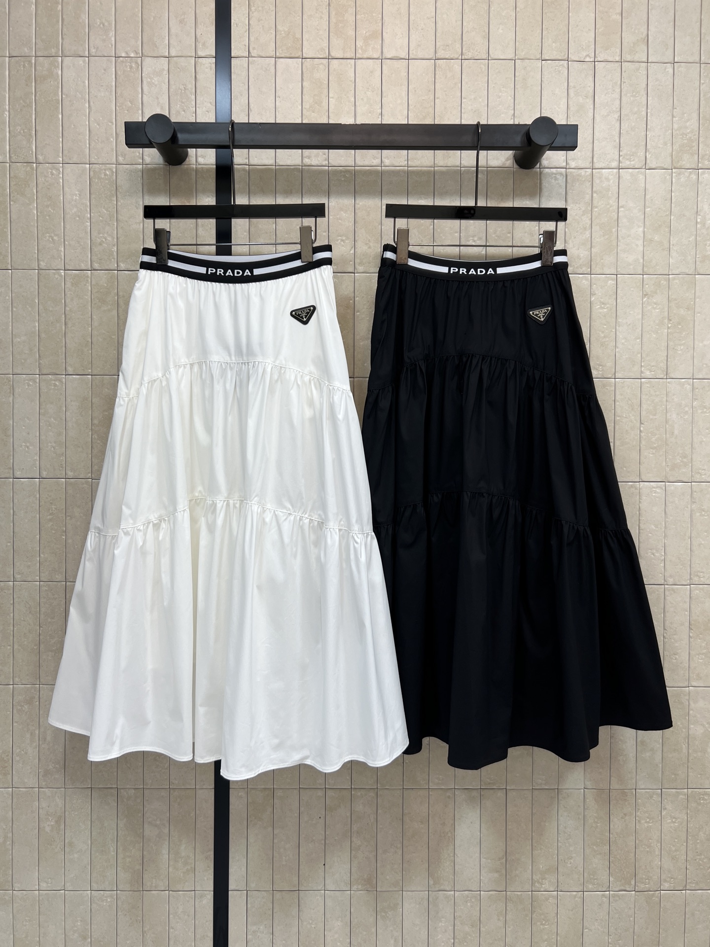 NO:740711,PD Home's 26 spring and summer new style triangle logo decorated tower skirt. Lightweight cotton fabric. Layered pleat design. Elegant and smart. Black webbing at the waist + brand triangle logo. Perfect recognition!  The skirt is loose and ankle-length. It is perfect for spring and summer. It can be easily worn whether commuting or vacationing. White is fresh and versatile. Pair with striped tops or denim jackets. College style or French elegance with a octagonal skirt with strong layering. Modifies the body shape. Pair with simple accessories for a more sophisticated look ~ Two colors and three sizes Size/S-M-L,, dior, skirts, jackets & coats,19860909PD家26春夏新款 三角标装饰塔裙半身裙 轻薄棉质面料 层叠褶皱设计 飘逸灵动 腰部黑色织带+品牌三角标标识 辨识度满分！裙摆宽松及踝 春夏穿搭超合 无论通勤还是度假都能轻松驾驭 白色清新百搭 配条纹上衣或牛仔外套 学院风or法式优雅随八切塔裙层次感强 修饰身形 搭配简约配饰更显高级感 ~两色三码 Size/S-M-L,,dior,skirts,jackets & coats,,Women's clothing
