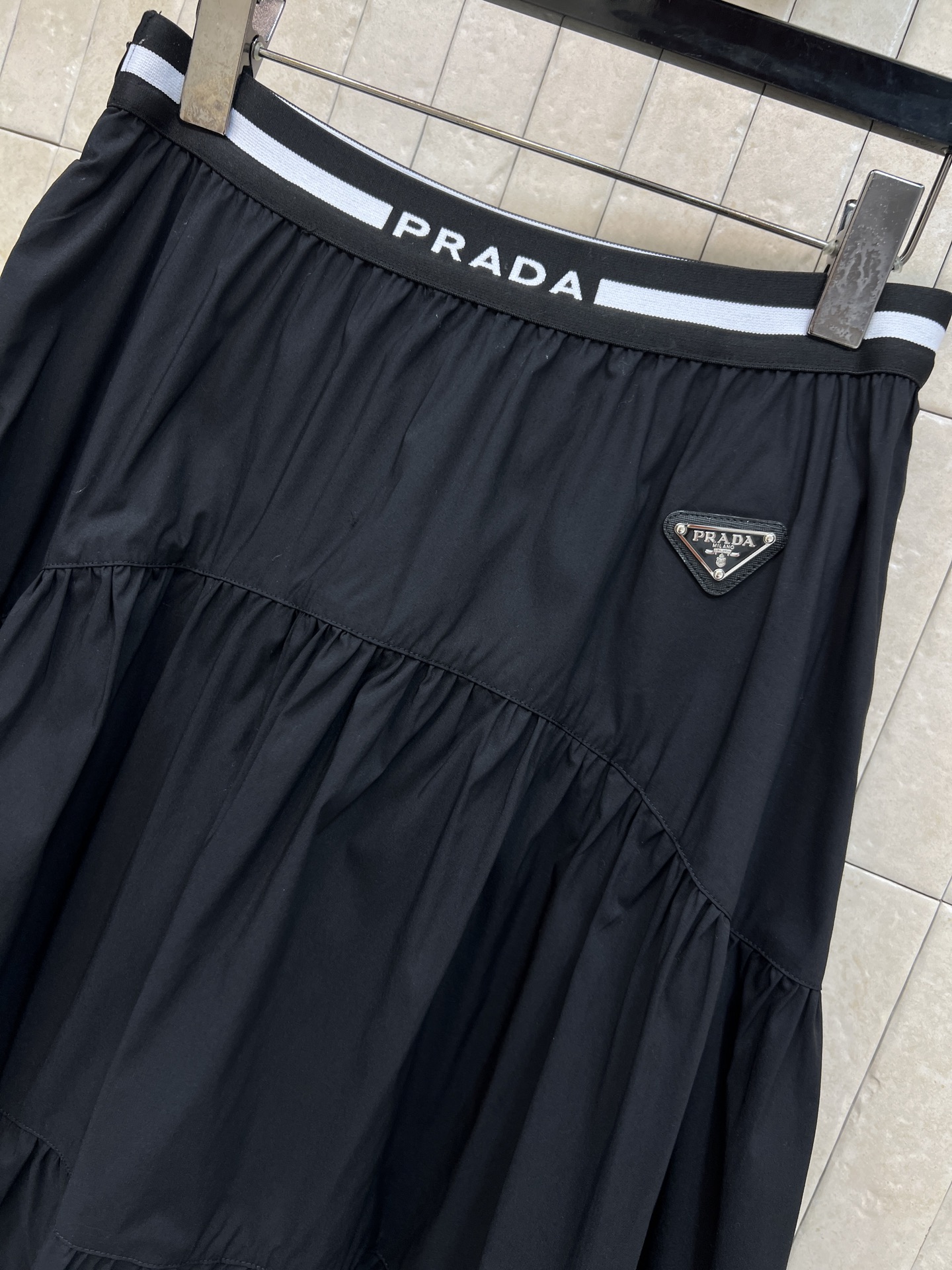 PD家26春夏新款 三角标装饰塔裙半身裙 轻薄棉质面料 层叠褶皱设计 飘逸灵动 腰部黑色织带+品牌三角标