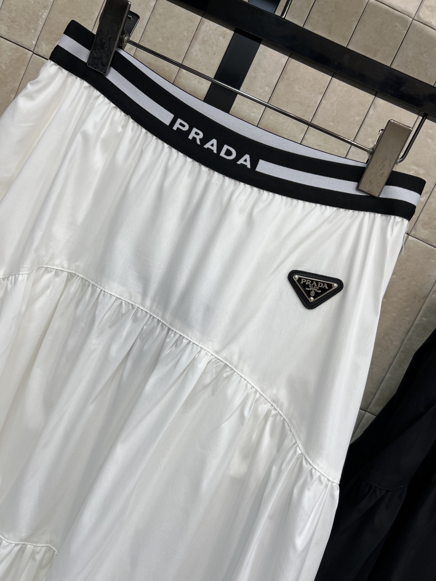 PD家26春夏新款 三角标装饰塔裙半身裙 轻薄棉质面料 层叠褶皱设计 飘逸灵动 腰部黑色织带+品牌三角标