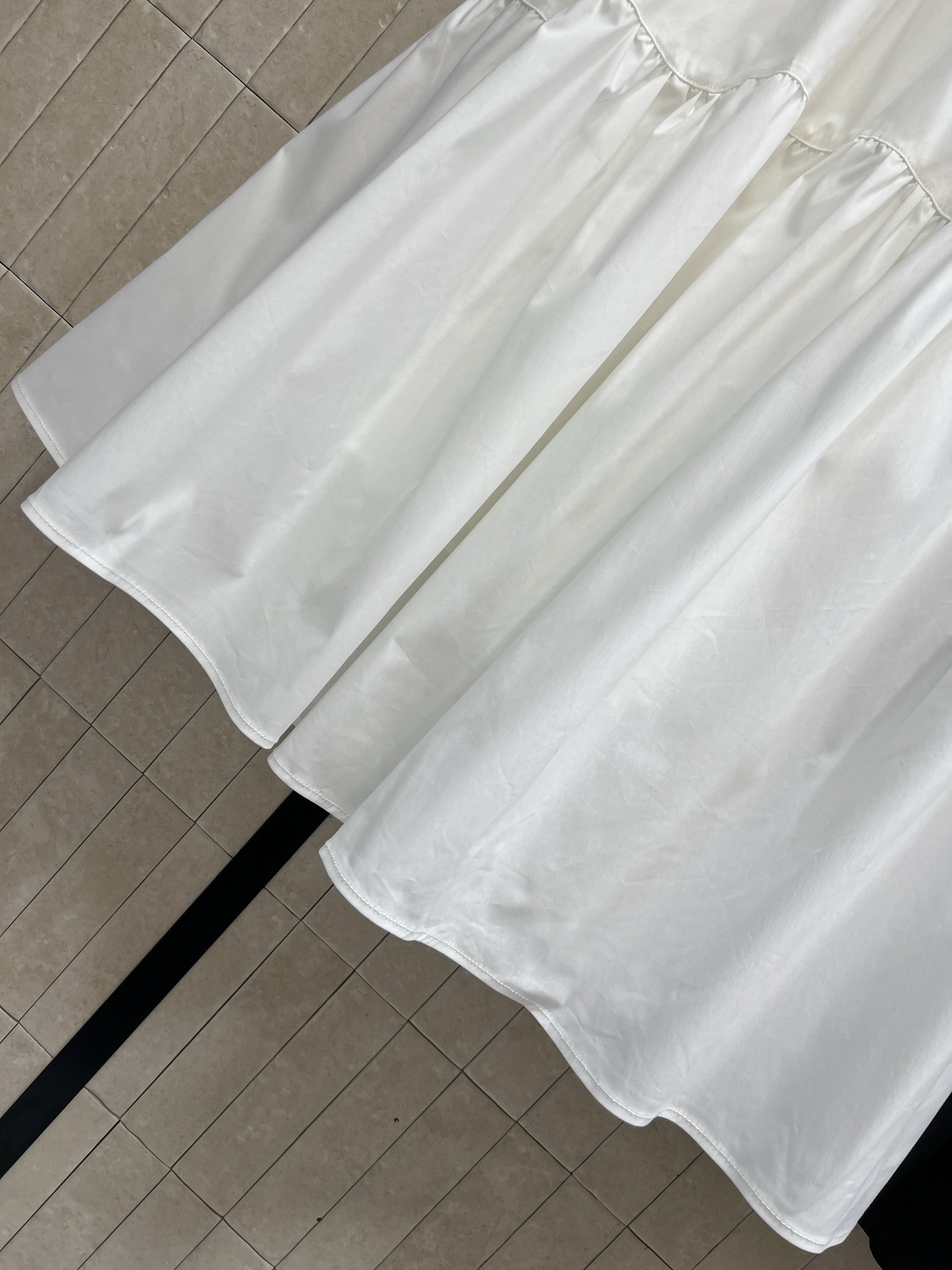 PD家26春夏新款 三角标装饰塔裙半身裙 轻薄棉质面料 层叠褶皱设计 飘逸灵动 腰部黑色织带+品牌三角标