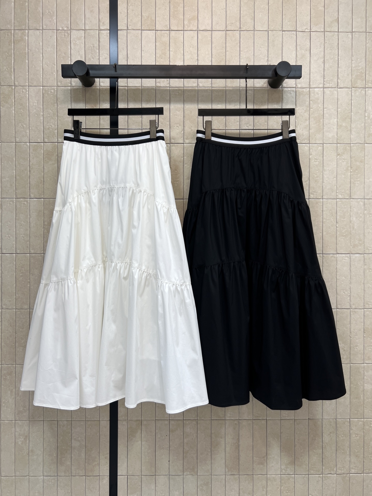 PD家26春夏新款 三角标装饰塔裙半身裙 轻薄棉质面料 层叠褶皱设计 飘逸灵动 腰部黑色织带+品牌三角标