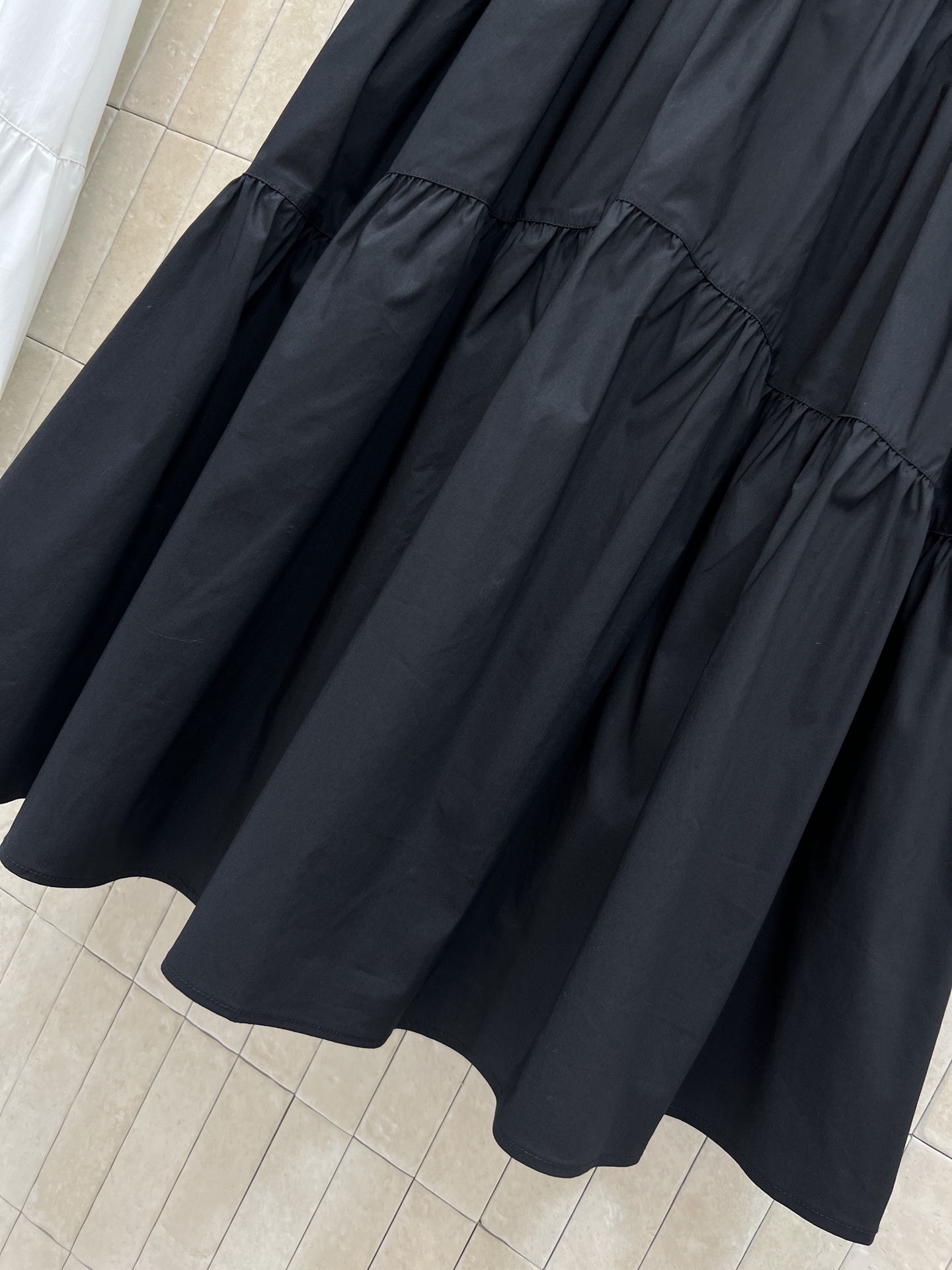 PD家26春夏新款 三角标装饰塔裙半身裙 轻薄棉质面料 层叠褶皱设计 飘逸灵动 腰部黑色织带+品牌三角标