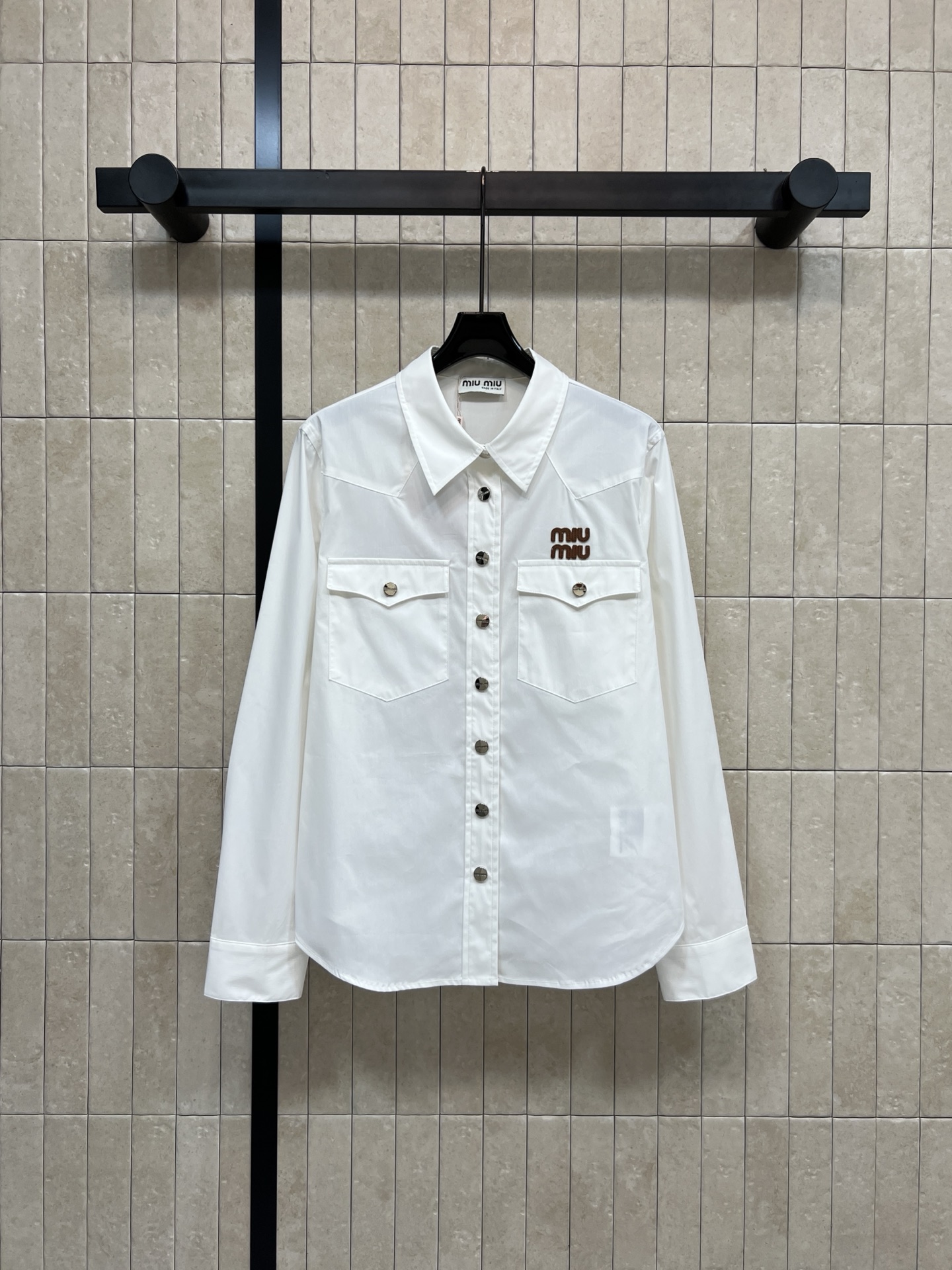 NO:740688,MIU's new spring and summer 26 double-pocket white shirt, high-quality fabric, soft and breathable, super comfortable to wear!  Classic long sleeves + double-open bag design, practical and detailed. Brand embroidery on the chest is low-key and luxurious. The buttons are customized with high-end logos, and the texture is perfect!  The overall style is simple and elegant. It can be easily used for commuting and leisure. It looks great with jeans or skirts. It is easy to get the cool Korean style ~ one color and three sizes. Size/S-M-L,,miumiu,skirts,jeans,shirts,19860909MIU家 26春夏新款 双口袋白色衬衫 高品质面料 柔软又透气 穿着超舒适！经典长袖+双开袋设计 实用又有细节感 胸前品牌刺绣 低调奢华 纽扣是高级logo定制款 质感满分！整体简约大方 通勤休闲都能轻松驾驾驭 搭配牛仔裤或半裙都很出彩 轻松get韩系清冷风~一色三码 Size/S-M-L,,miumiu,skirts,jeans,shirts,,Women's clothing