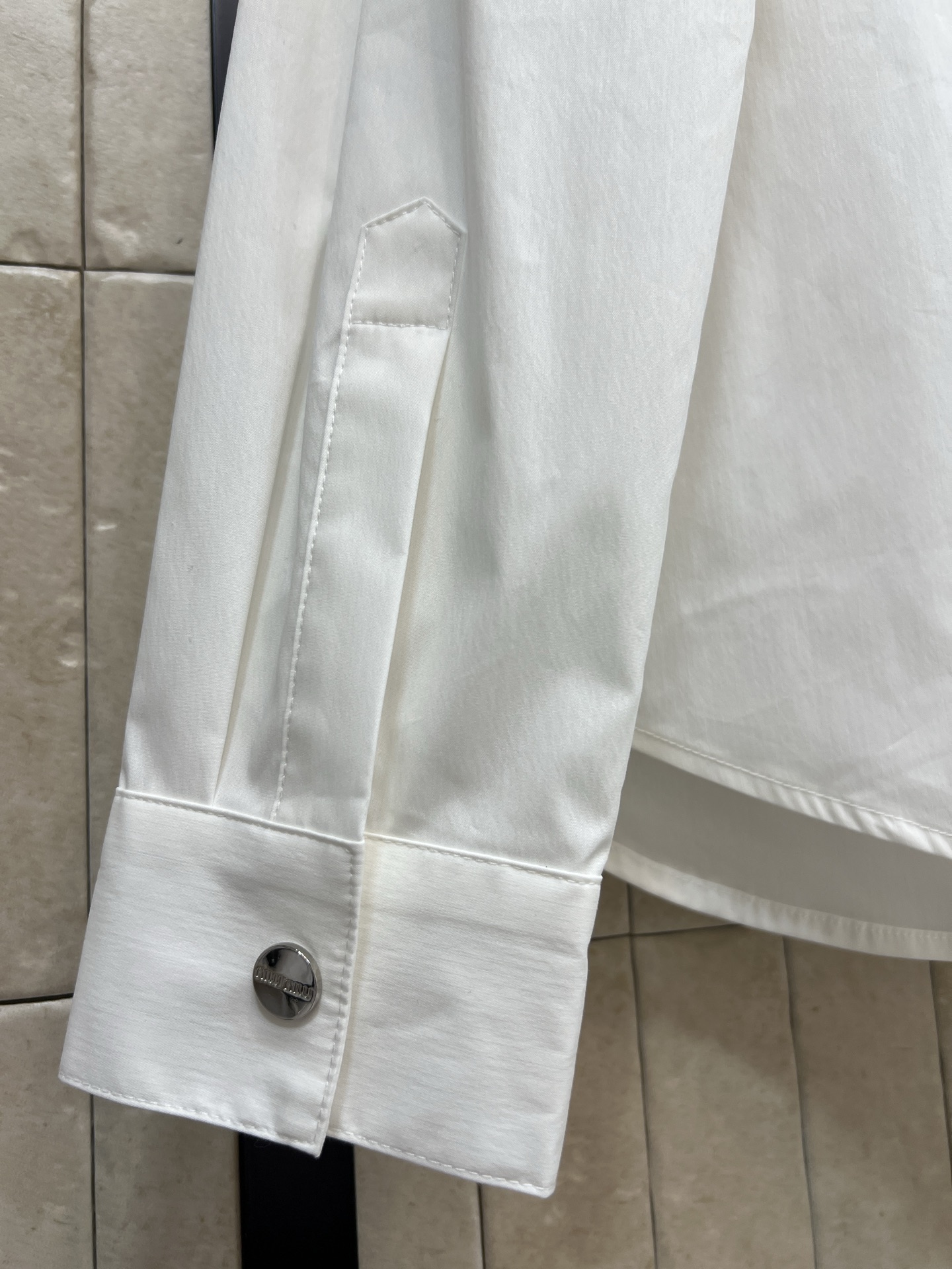 MIU家 26春夏新款 双口袋白色衬衫 高品质面料 柔软又透气 穿着超舒适！经典长袖+双开袋设计 实用又