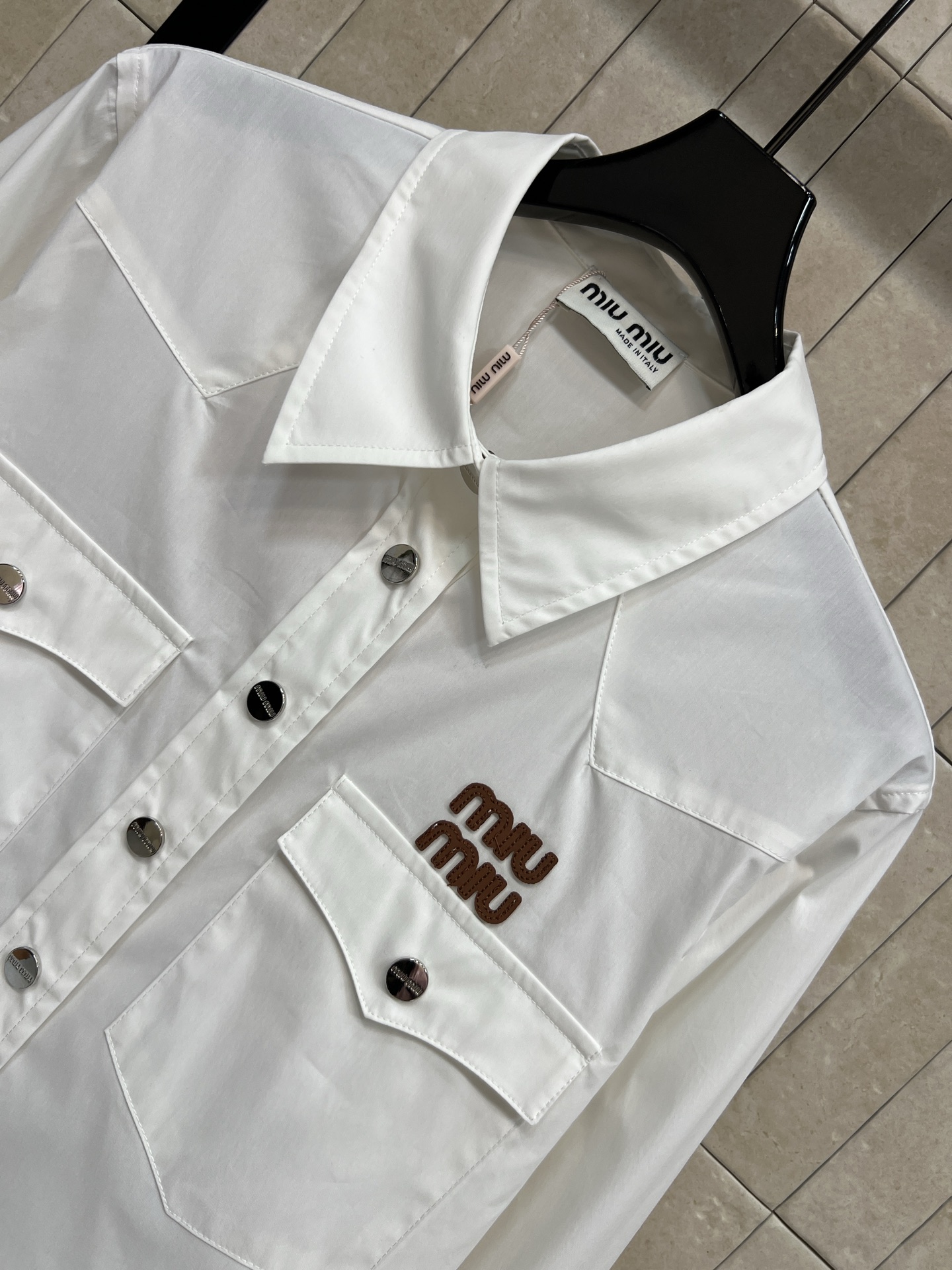 MIU家 26春夏新款 双口袋白色衬衫 高品质面料 柔软又透气 穿着超舒适！经典长袖+双开袋设计 实用又