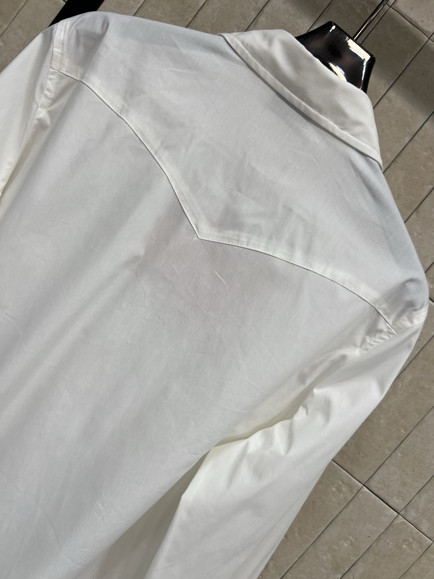 MIU家 26春夏新款 双口袋白色衬衫 高品质面料 柔软又透气 穿着超舒适！经典长袖+双开袋设计 实用又