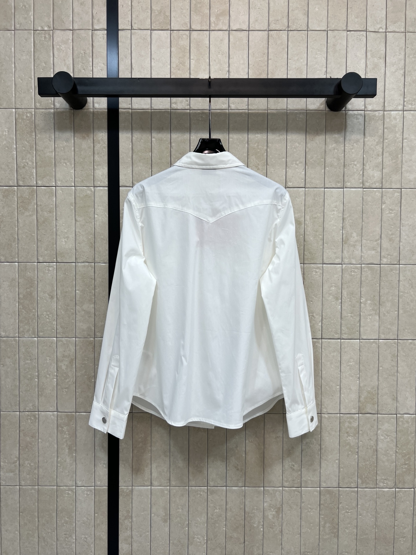 MIU家 26春夏新款 双口袋白色衬衫 高品质面料 柔软又透气 穿着超舒适！经典长袖+双开袋设计 实用又