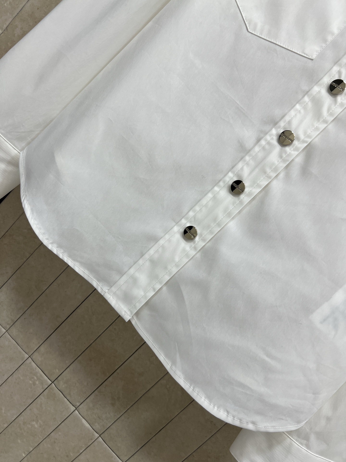 MIU家 26春夏新款 双口袋白色衬衫 高品质面料 柔软又透气 穿着超舒适！经典长袖+双开袋设计 实用又