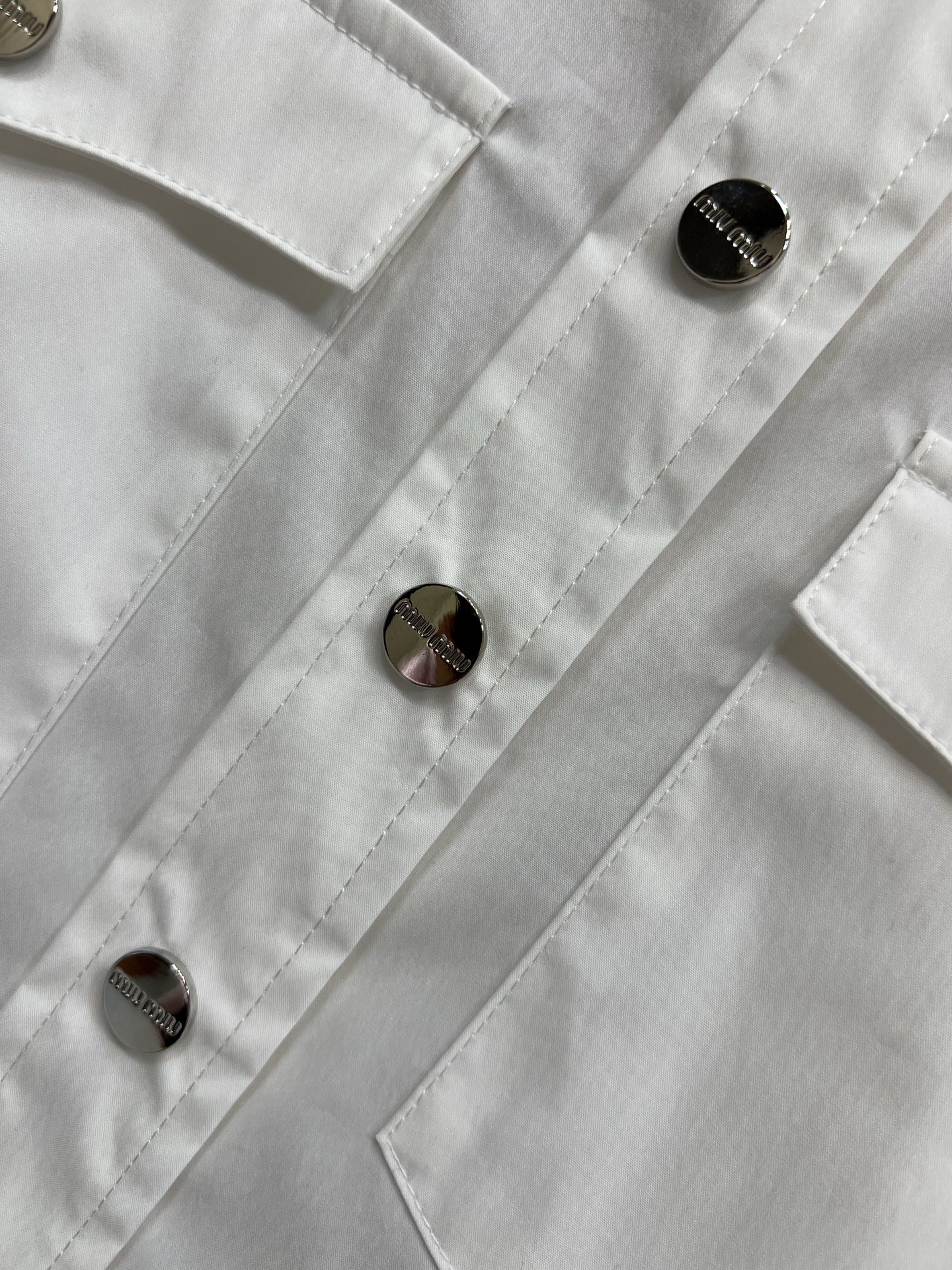 MIU家 26春夏新款 双口袋白色衬衫 高品质面料 柔软又透气 穿着超舒适！经典长袖+双开袋设计 实用又