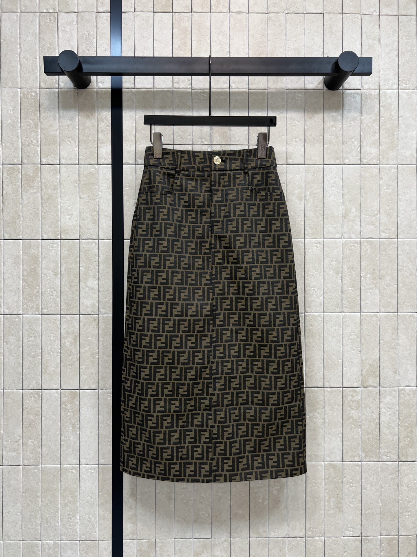 NO:740694,FD Home 26 spring and summer new FF presbyopic skirt, classic FF pattern, high brand recognition!  High-quality fabrics, perfect drape, can be easily worn in daily or formal occasions. The high-waisted design modifies the waistline. The skirt is moderately long, elegant and practical. It goes well with shirts or knitted tops. The presbyopic elements are retro and advanced. A must-have for fashionistas!  One color and three sizes Size/S-M-L,,dior,skirts,shirts,19860909FD家 26春夏新款 FF老花半身裙 经典FF图案 品牌辨识度超高！高品质面料 垂坠感满分 日常或正式场合都能轻松驾驭 高腰设计修饰腰线 裙长适中 优雅又实用 搭配衬衫或针织上衣都很出彩 老花元素复古又高级 时髦精们必入！一色三码 Size/S-M-L,,dior,skirts,shirts,,Women's clothing