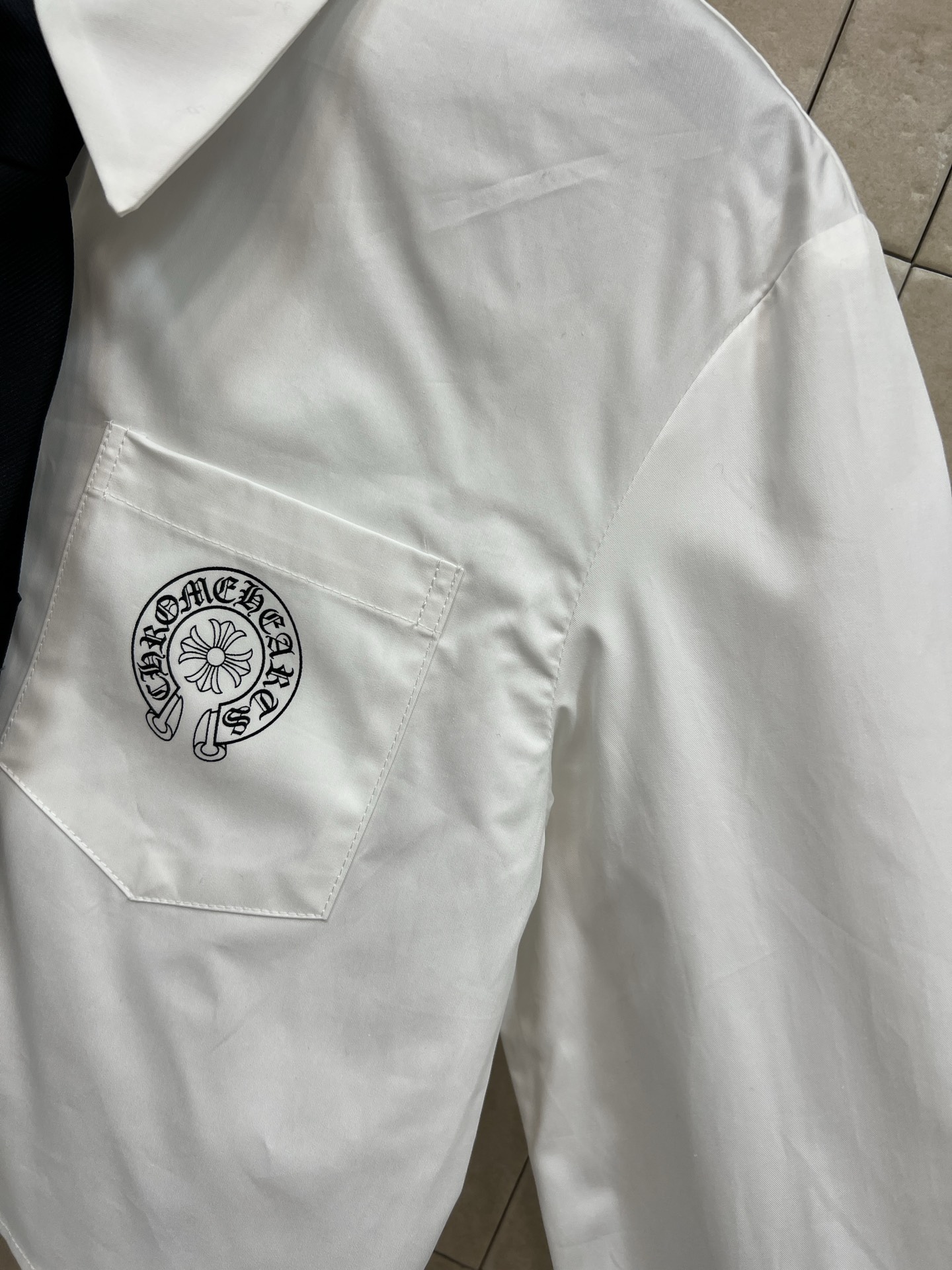 26春夏新款 学院风刺绣白衬衫 短款设计+黑色领带 简约又带点正式感 胸前精致刺绣超有细节 棉质面料穿着