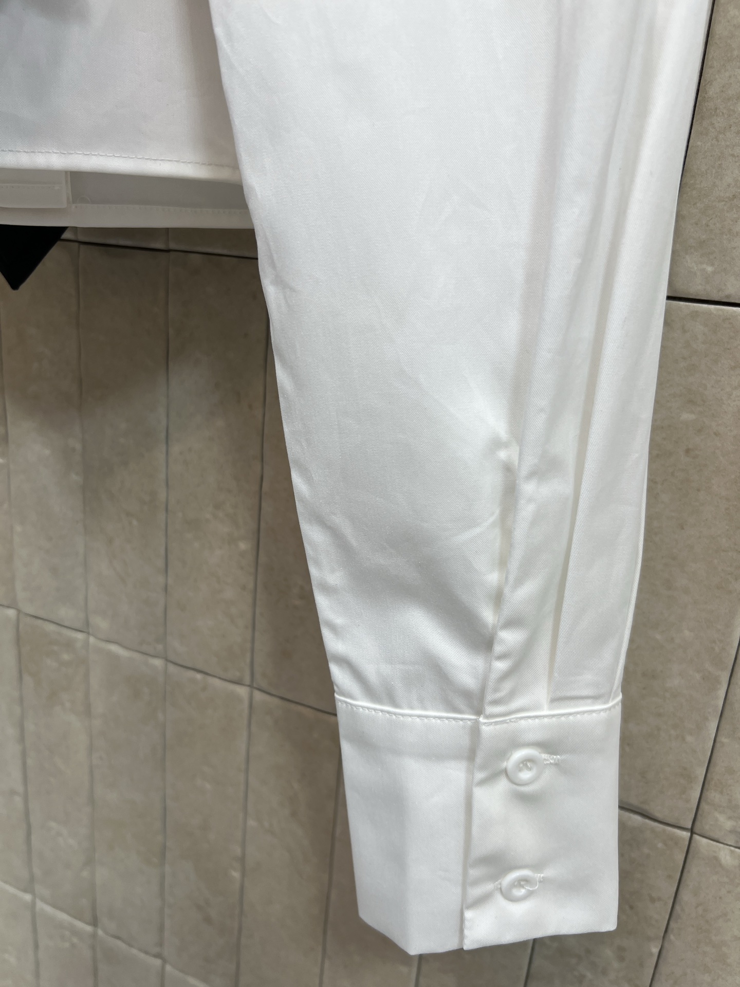 26春夏新款 学院风刺绣白衬衫 短款设计+黑色领带 简约又带点正式感 胸前精致刺绣超有细节 棉质面料穿着